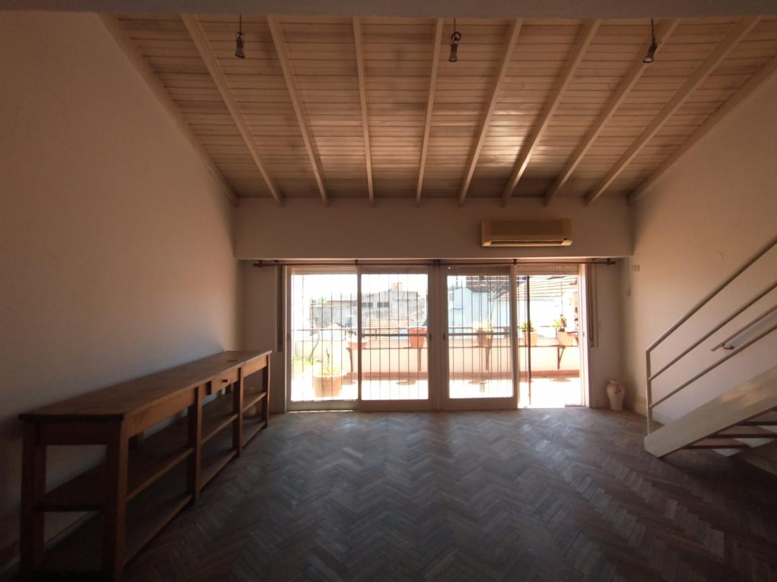 AMPLIO DEPARTAMENTO DE 3 AMBIENTES CON LIVING Y ENTREPISO, COCINA CON LAVADERO INTEGRADO, BALCÓN AL FRENTE Y PATIO BALCÓN EN CONTRAFRENTE. - 25