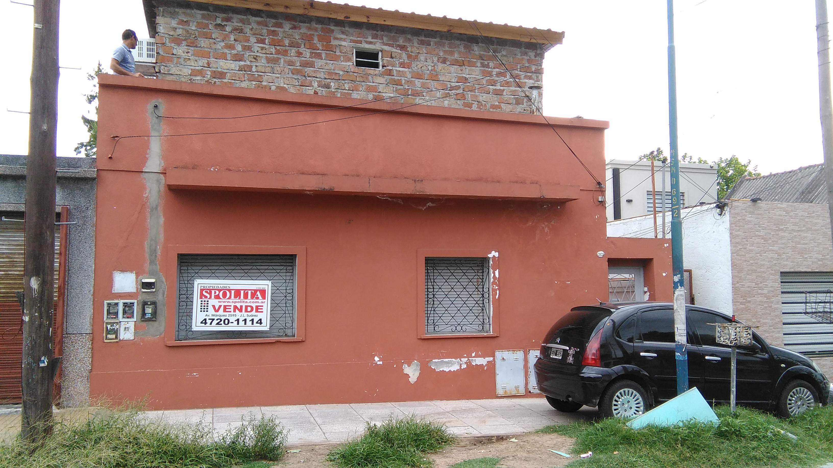 Propiedad multifamiliar ph planta baja frente 3 amb chico, planta alta premoldiada 3 amb con patio terraza y planta baja patio de 10x7, a 150 mts de Av. marquez