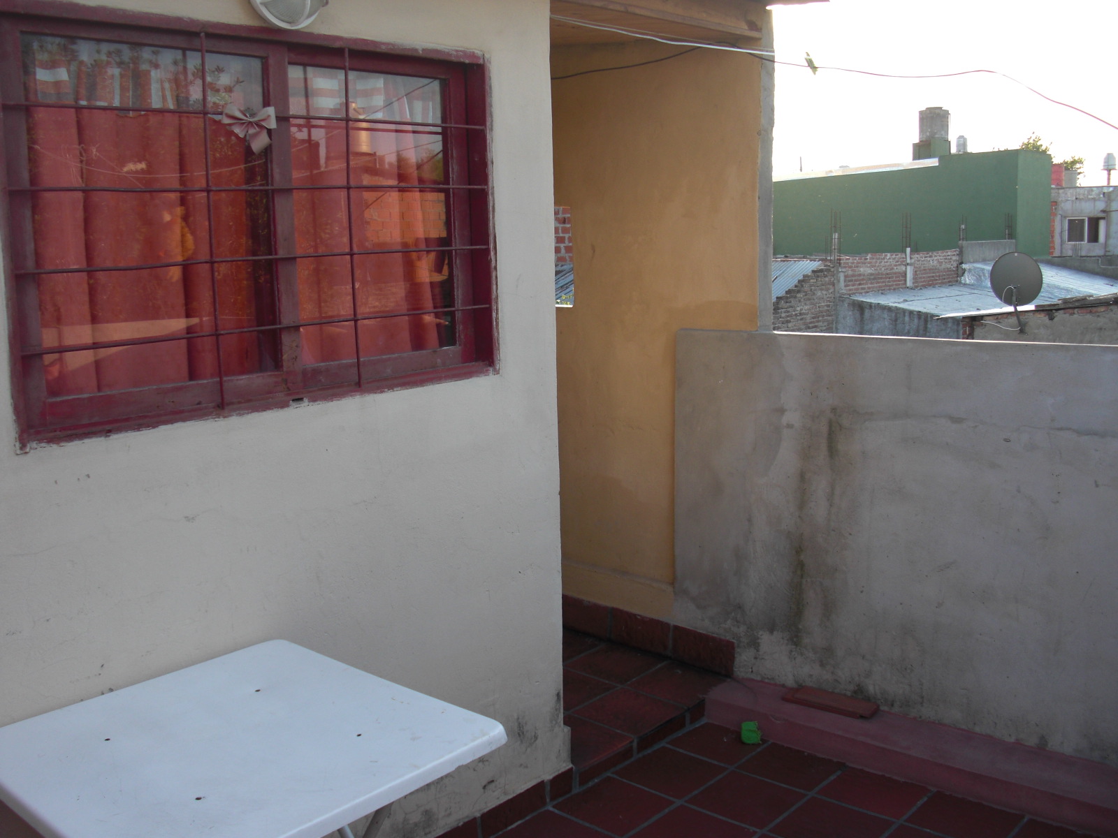 CASA AL FONDO POR PASILLO DE 3 AMBIENTES EN PLANTA BAJA Y MONOAMBIENTE EN PLANTA ALTA.