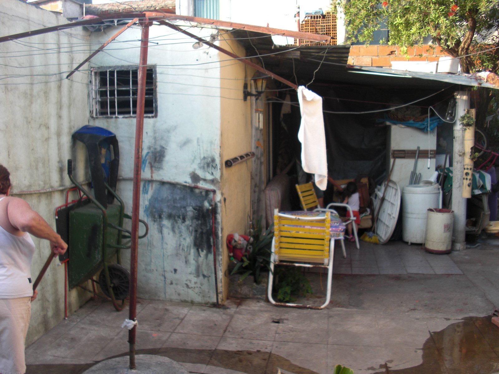 CASA AL FONDO POR PASILLO DE 3 AMBIENTES EN PLANTA BAJA Y MONOAMBIENTE EN PLANTA ALTA. — foto 4