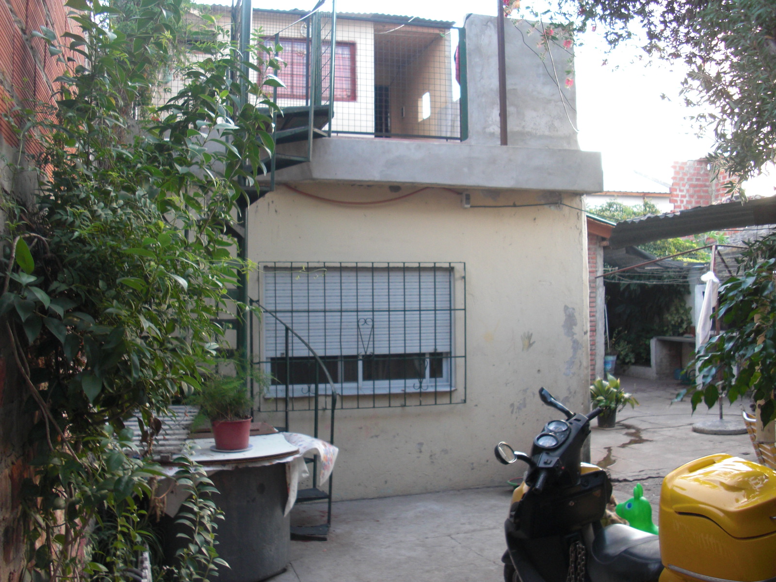 CASA AL FONDO POR PASILLO DE 3 AMBIENTES EN PLANTA BAJA Y MONOAMBIENTE EN PLANTA ALTA. — foto 6