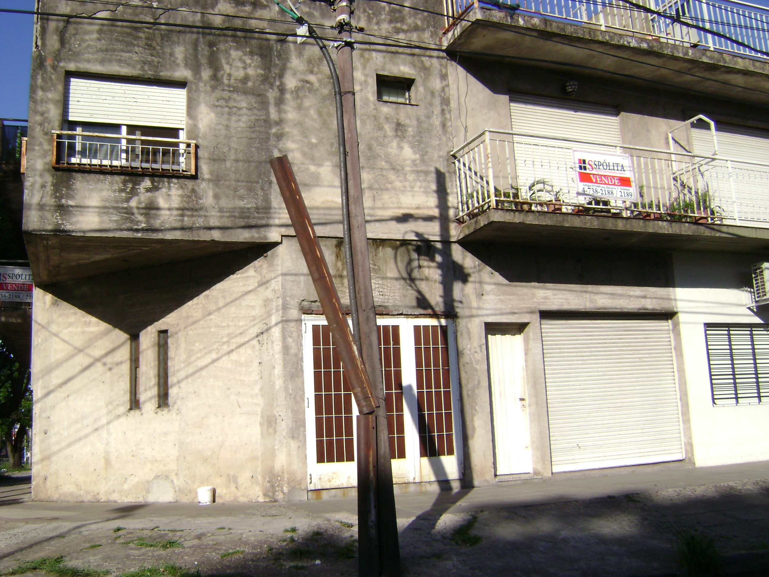 V.Ballester. Roca y 1 de Agosto
PB 3 AMBIENTES, 2 DORMITORIOS, COCINA-COMEDOR, BAÑO
PA 2 AMBIENTES, DORMITORIO COCINA-COMEDOR, BAÑO