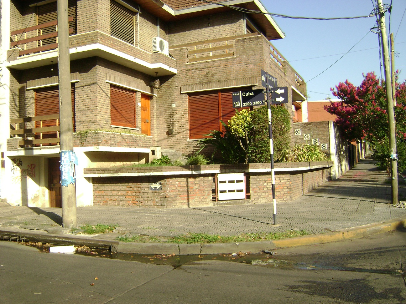 Chalet 4 ambiente, 3 dorm, terraza, 2 baños, 1 toiltette, cochera, amplio living, cocina-comedor, patio , jardin y cto de herramientas