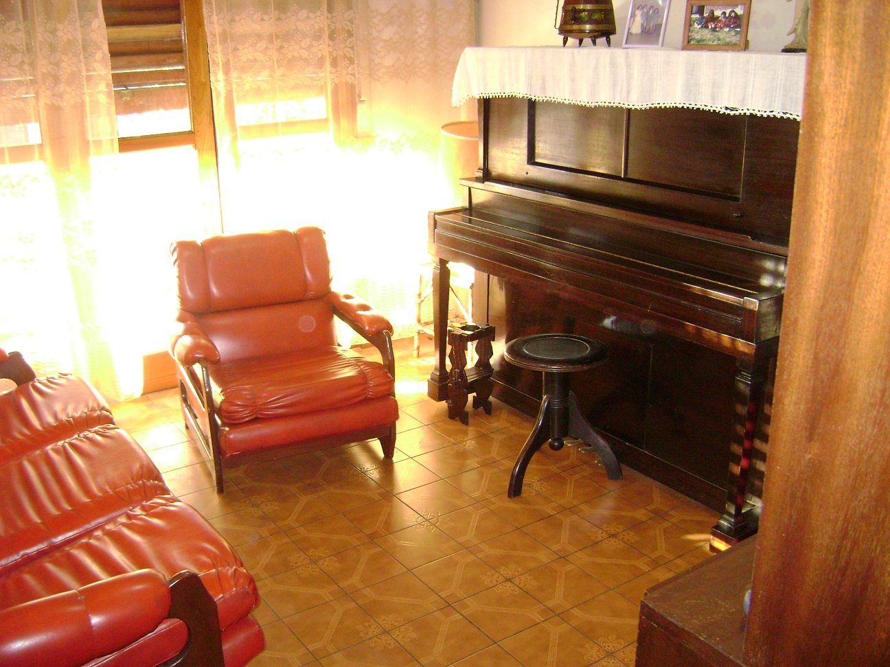 Chalet 4 ambiente, 3 dorm, terraza, 2 baños, 1 toiltette, cochera, amplio living, cocina-comedor, patio , jardin y cto de herramientas — foto 2
