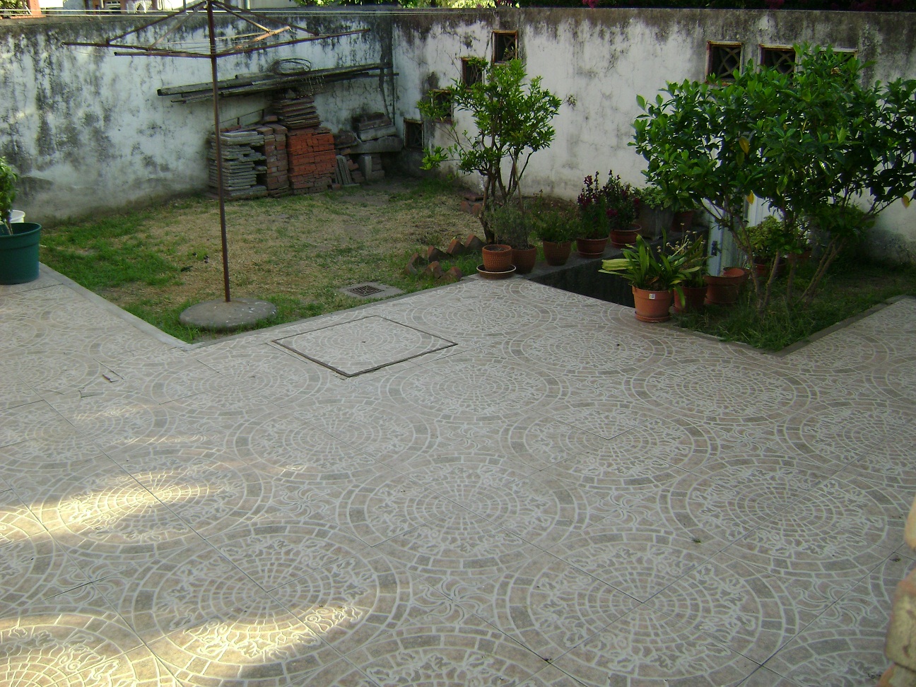 Chalet 4 ambiente, 3 dorm, terraza, 2 baños, 1 toiltette, cochera, amplio living, cocina-comedor, patio , jardin y cto de herramientas — foto 6