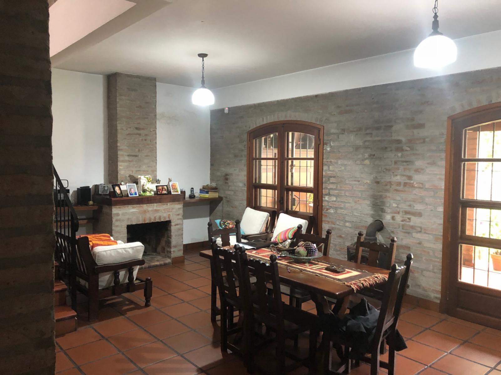 Casa Amplia Lum. 4 amb. Más Dep. c/garaje y jardín — foto 2
