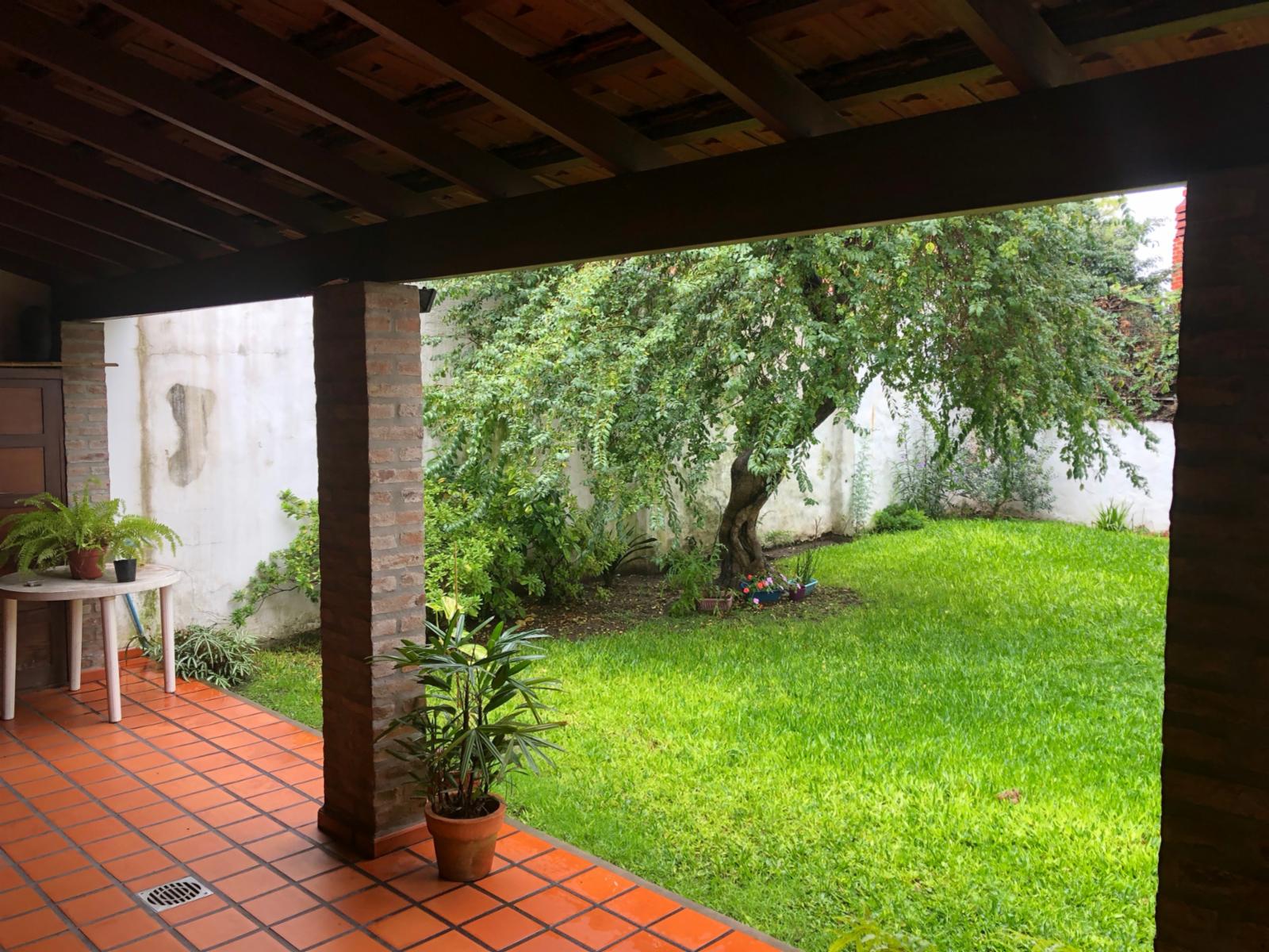Casa Amplia Lum. 4 amb. Más Dep. c/garaje y jardín — foto 6
