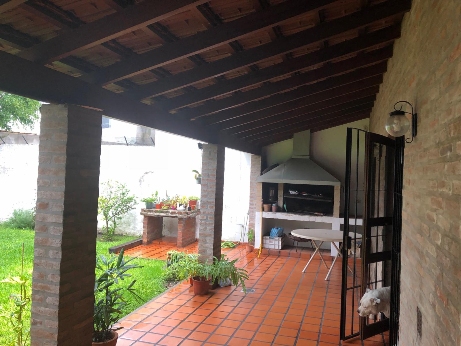 Casa Amplia Lum. 4 amb. Más Dep. c/garaje y jardín — foto 8