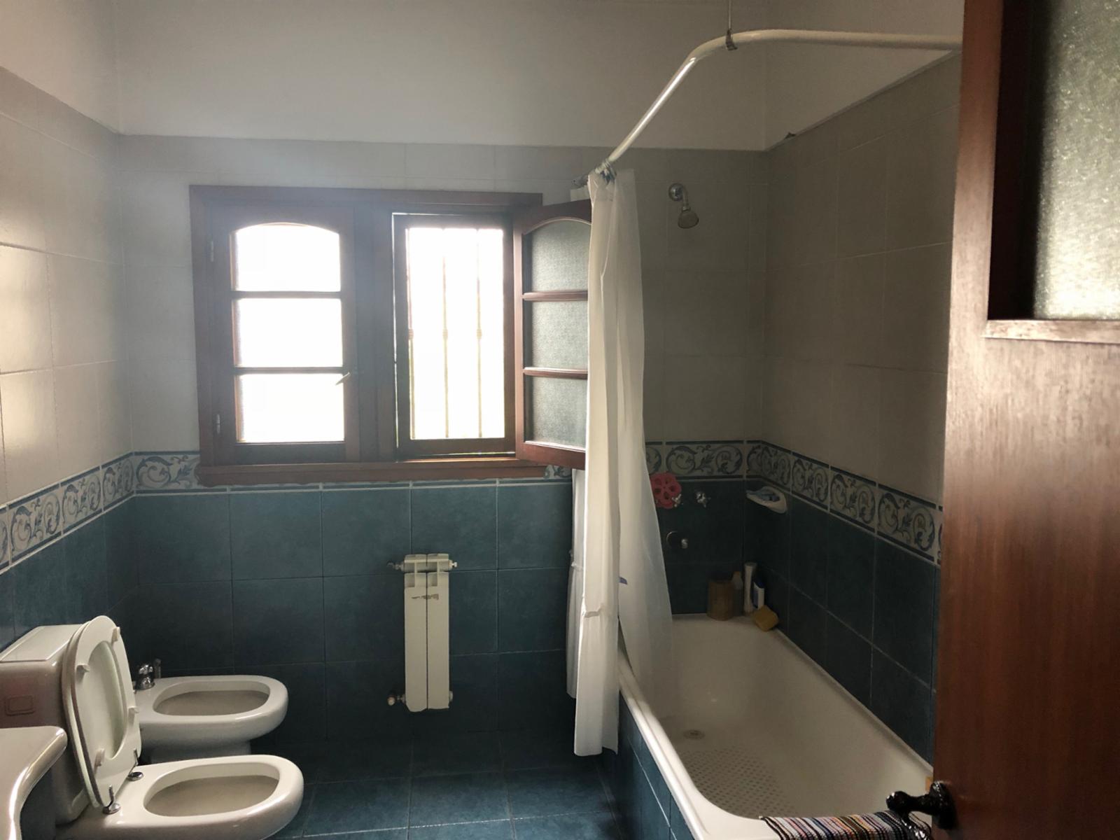 Casa Amplia Lum. 4 amb. Más Dep. c/garaje y jardín — foto 12