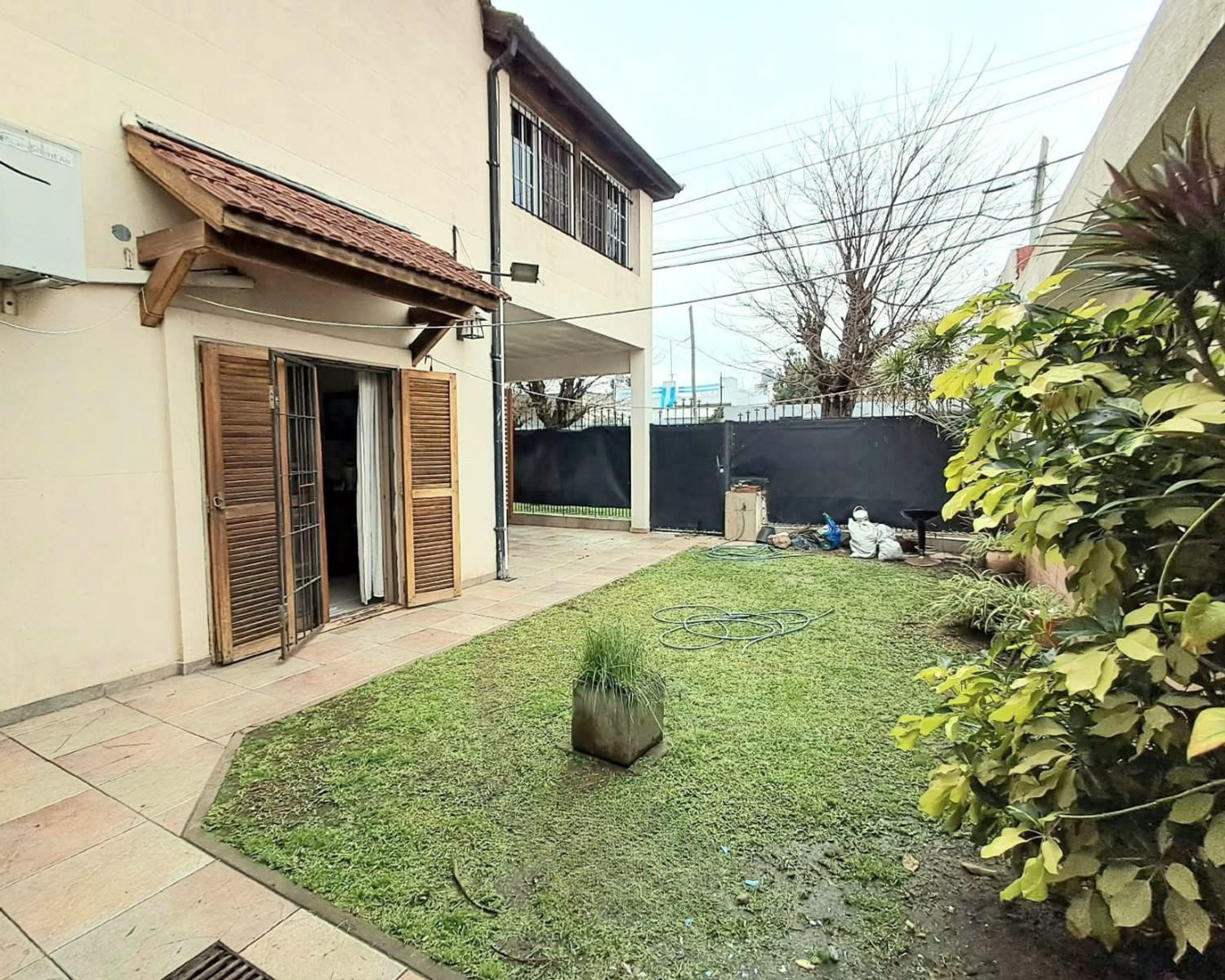 IMPORTANTE CASA 5 AMBIENTES EN VENTA CON JARDIN Y PARRILLA EN PABLO PODESTA - 2