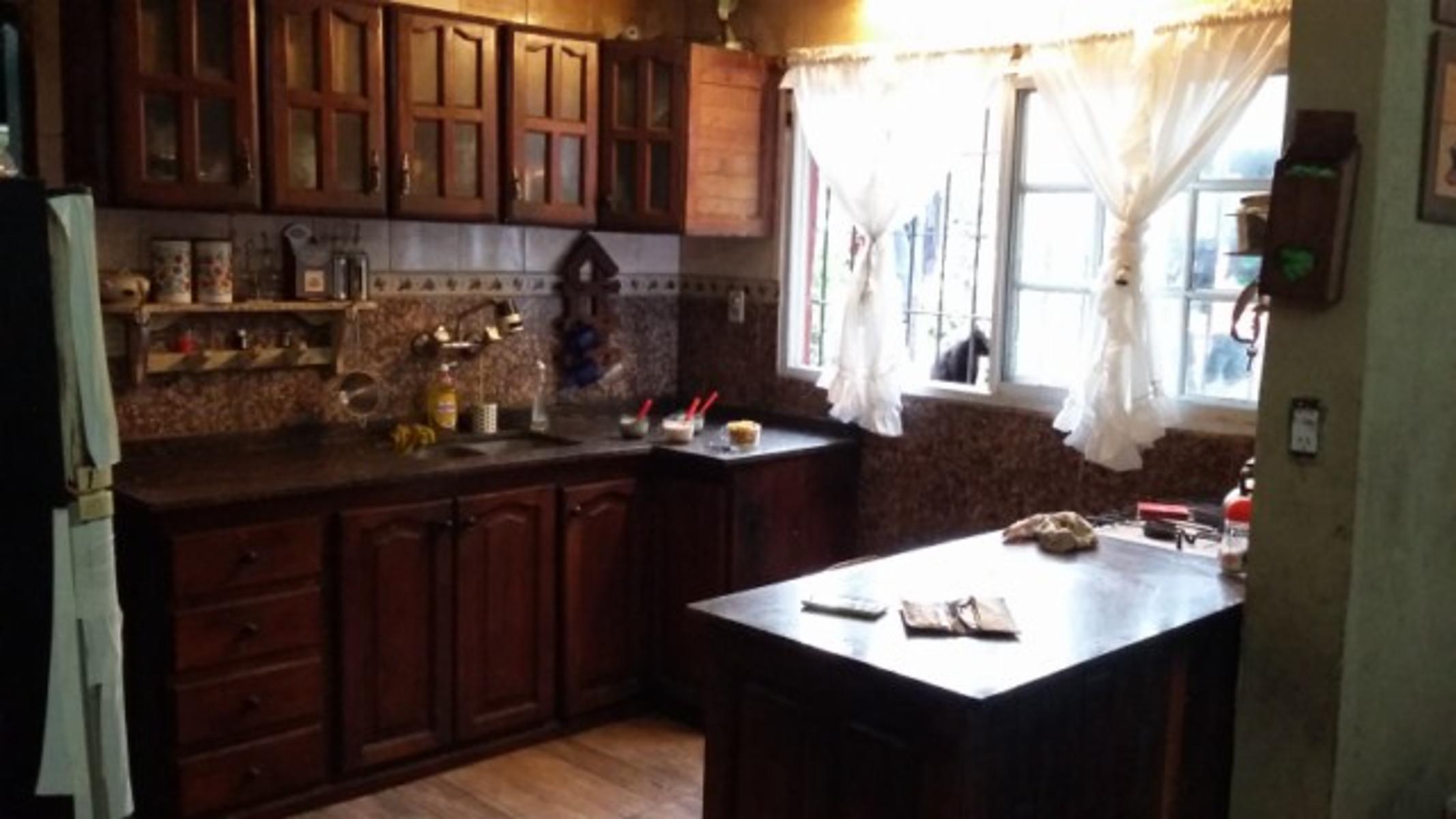 CASA CON 3 DORMITORIOS A UNA CUADRA DE PTE PERON — foto 6