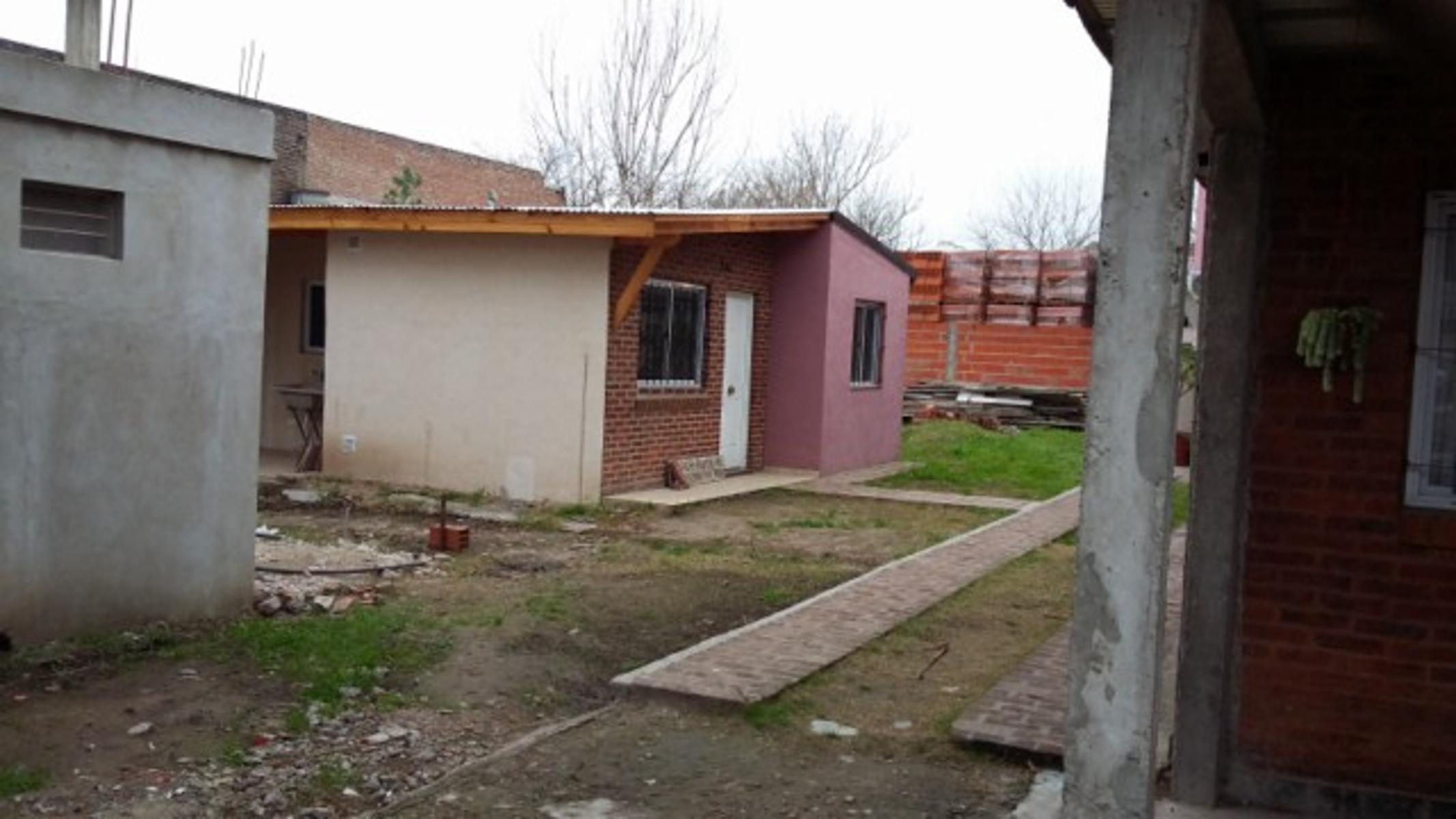 CASA DE DOS DORMITORIOS A MEDIA CUADRA DE RUTA8