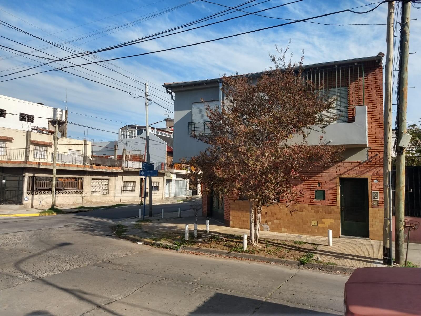 Casa de 3 dormitorios con Local + depto de 2 amb
