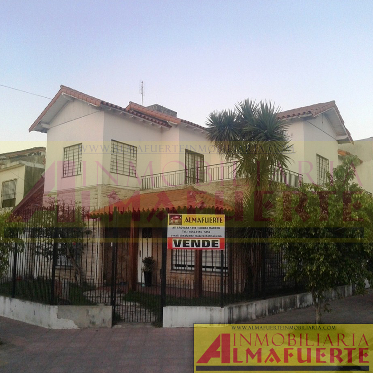 Vivienda en dos plantas con espacio libre.