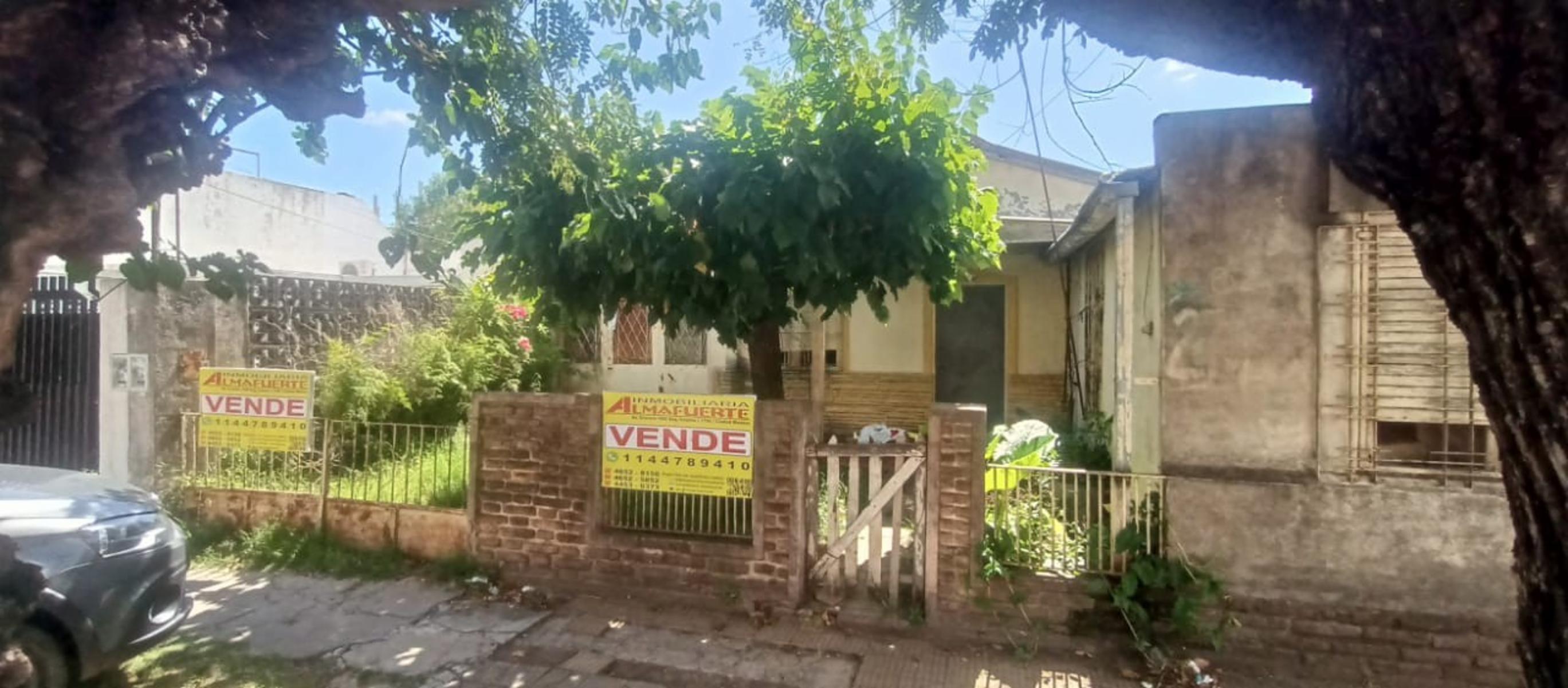 OPORTUNIDAD UNICA: LOTE DE 10 X 32 CON VIVIENDA A RECICLAR Y AMPLIO ESPACIO LIBRE — foto 2