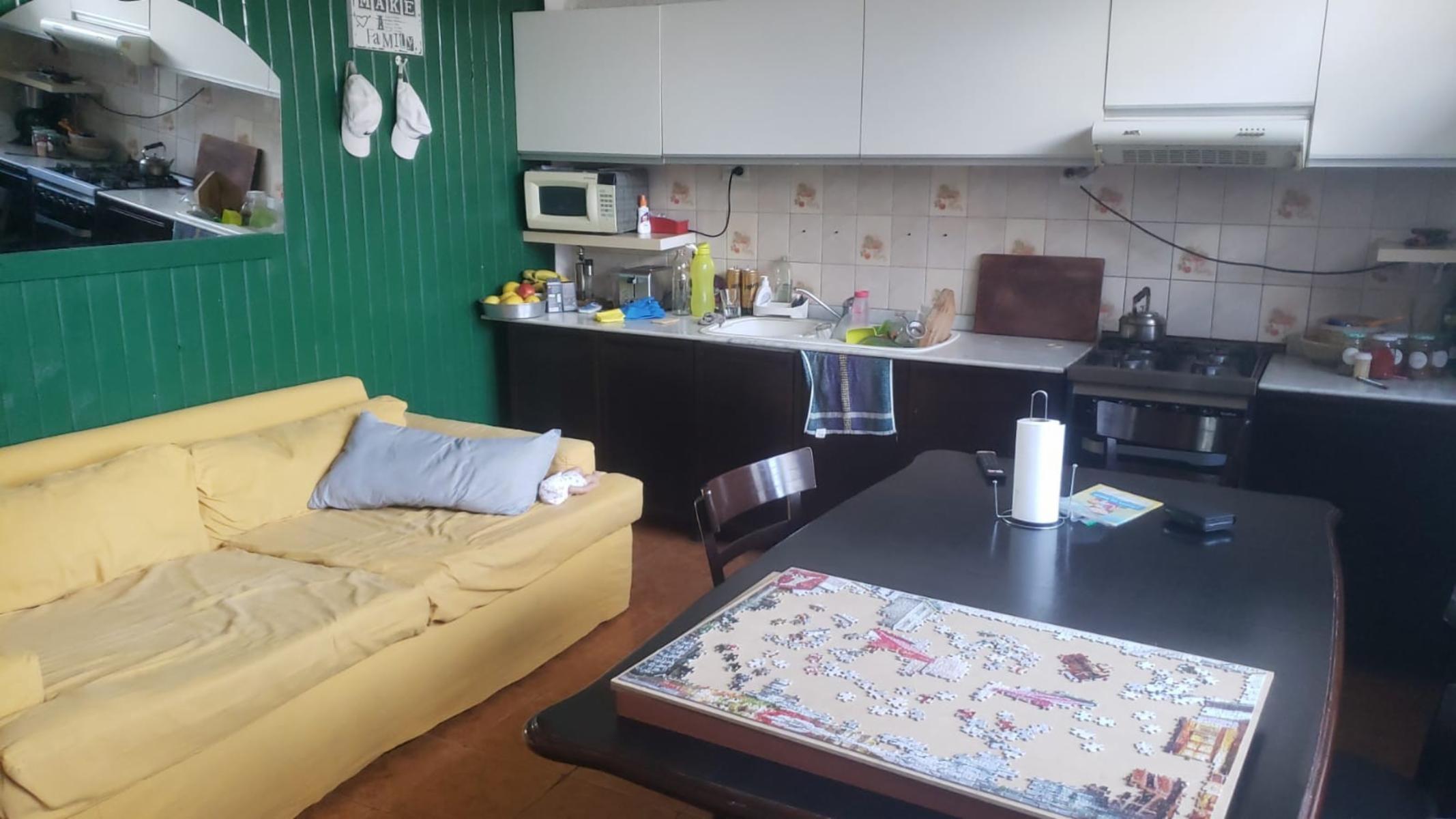 Amplia vivienda de 3 ambientes con terraza, balcón, playroom y garage.