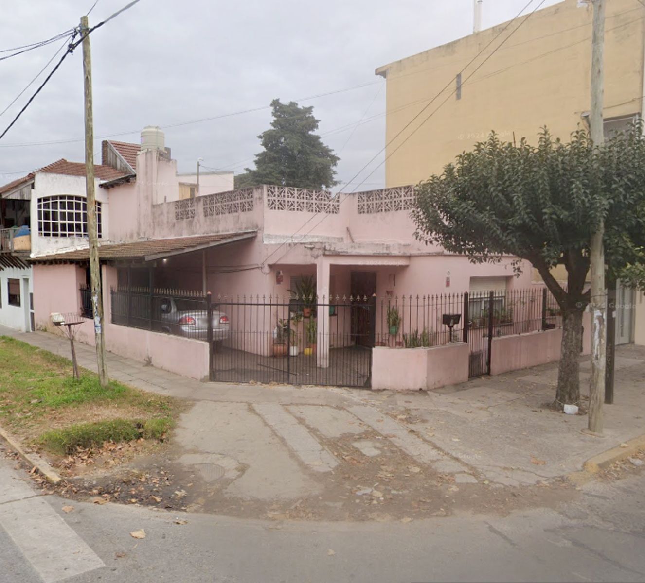 VENTA CASA EN ESQUINA CON DEPTO. LINDERO