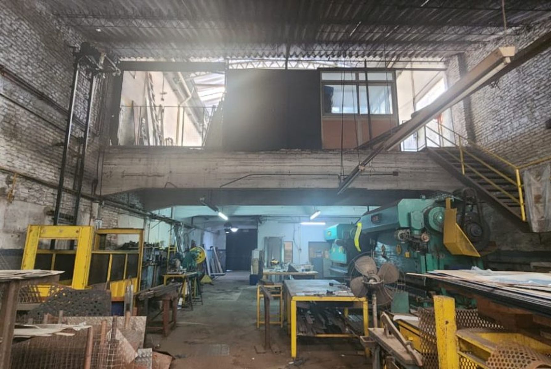 VENTA IMPORTANTE GALPÓN SOBRE CROVARA CON DOBLE SALIDA - 12