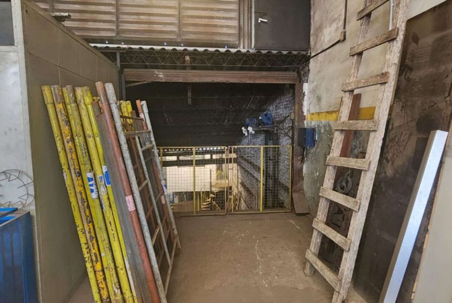 VENTA IMPORTANTE GALPÓN SOBRE CROVARA CON DOBLE SALIDA - 20