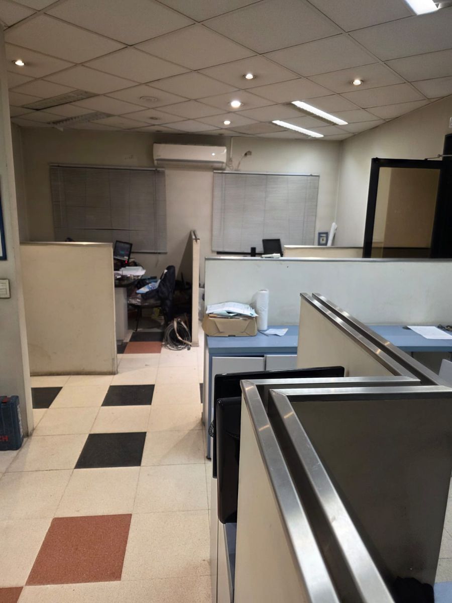 VENTA IMPORTANTE GALPÓN SOBRE CROVARA CON DOBLE SALIDA - 25