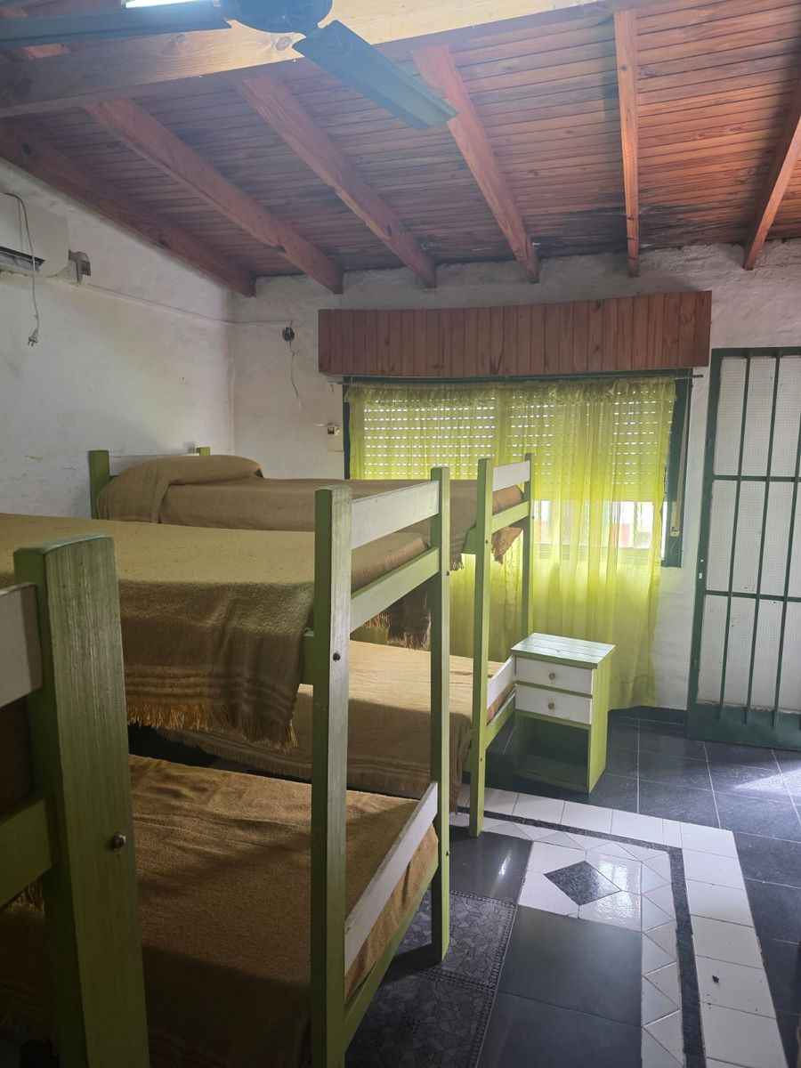 VENTA QUINTA CON PILETA TERRENO DE 1600 m2 EN 20 DE JUNIO - 28