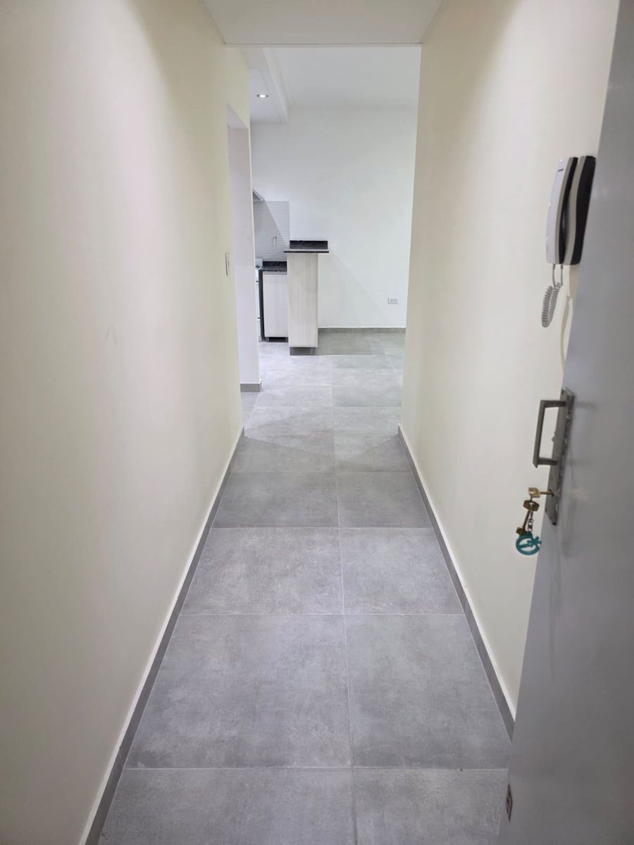 ALQUILER Departamento al frente de 2 ambientes en 2º piso