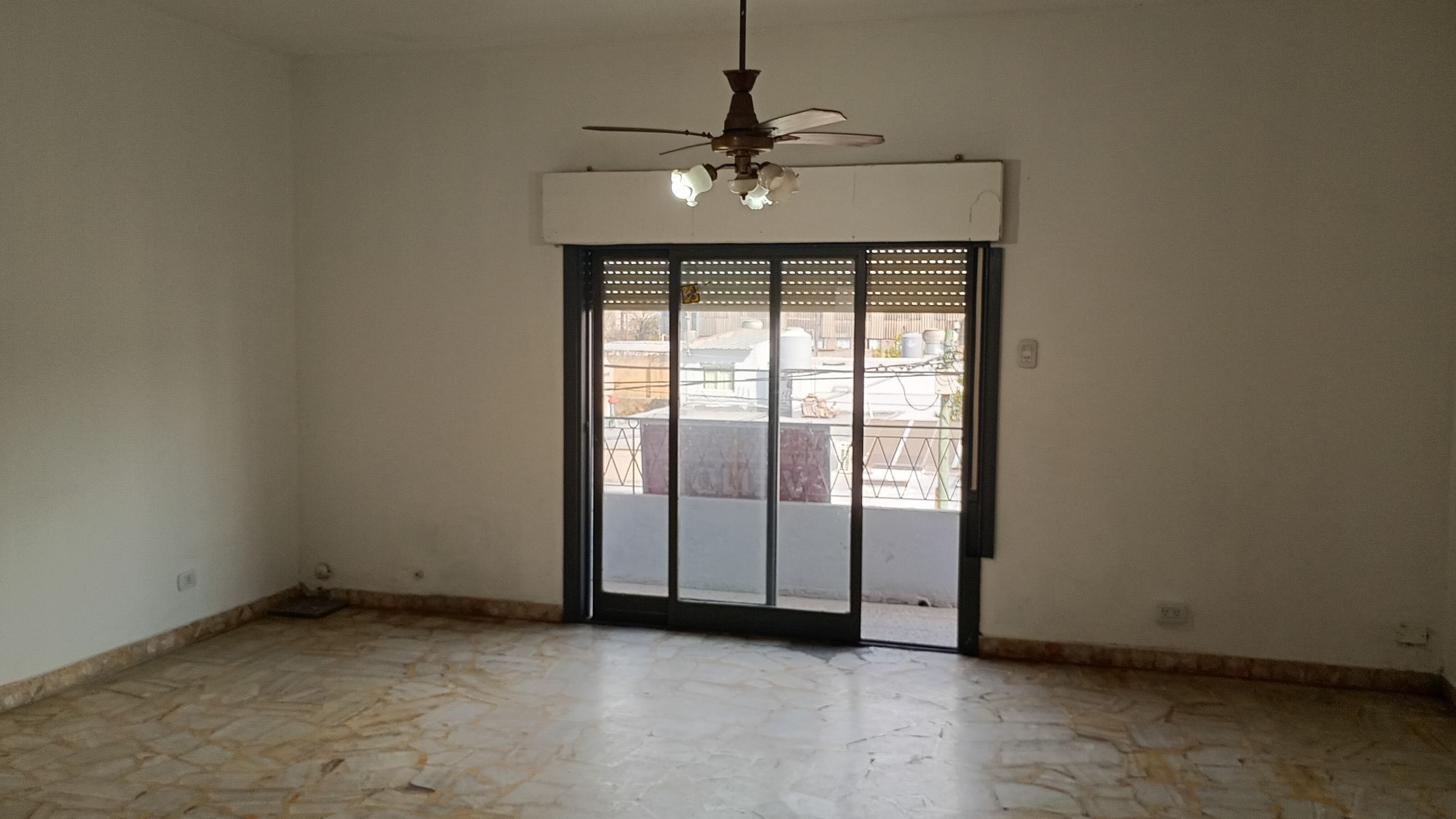 VENTA Amplio Galpón con 2 Departamentos en Block - 11