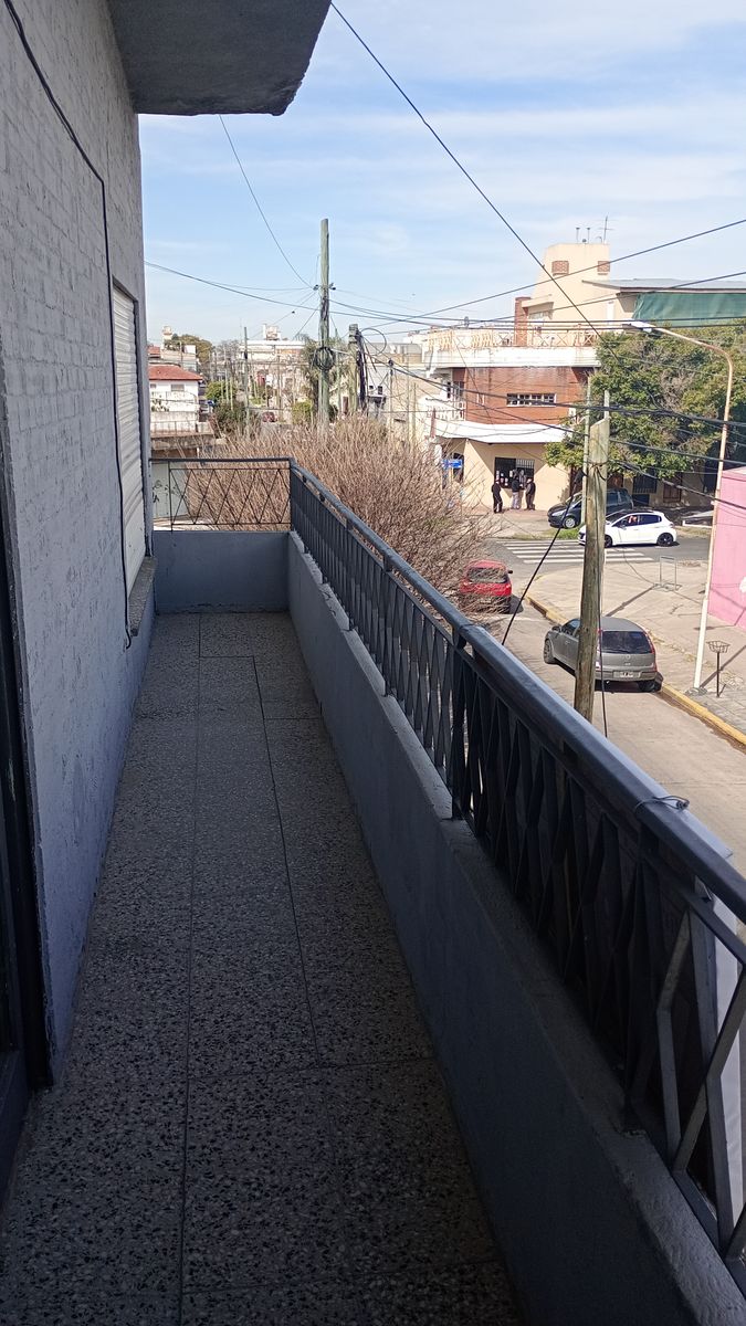 VENTA Amplio Galpón con 2 Departamentos en Block - 14