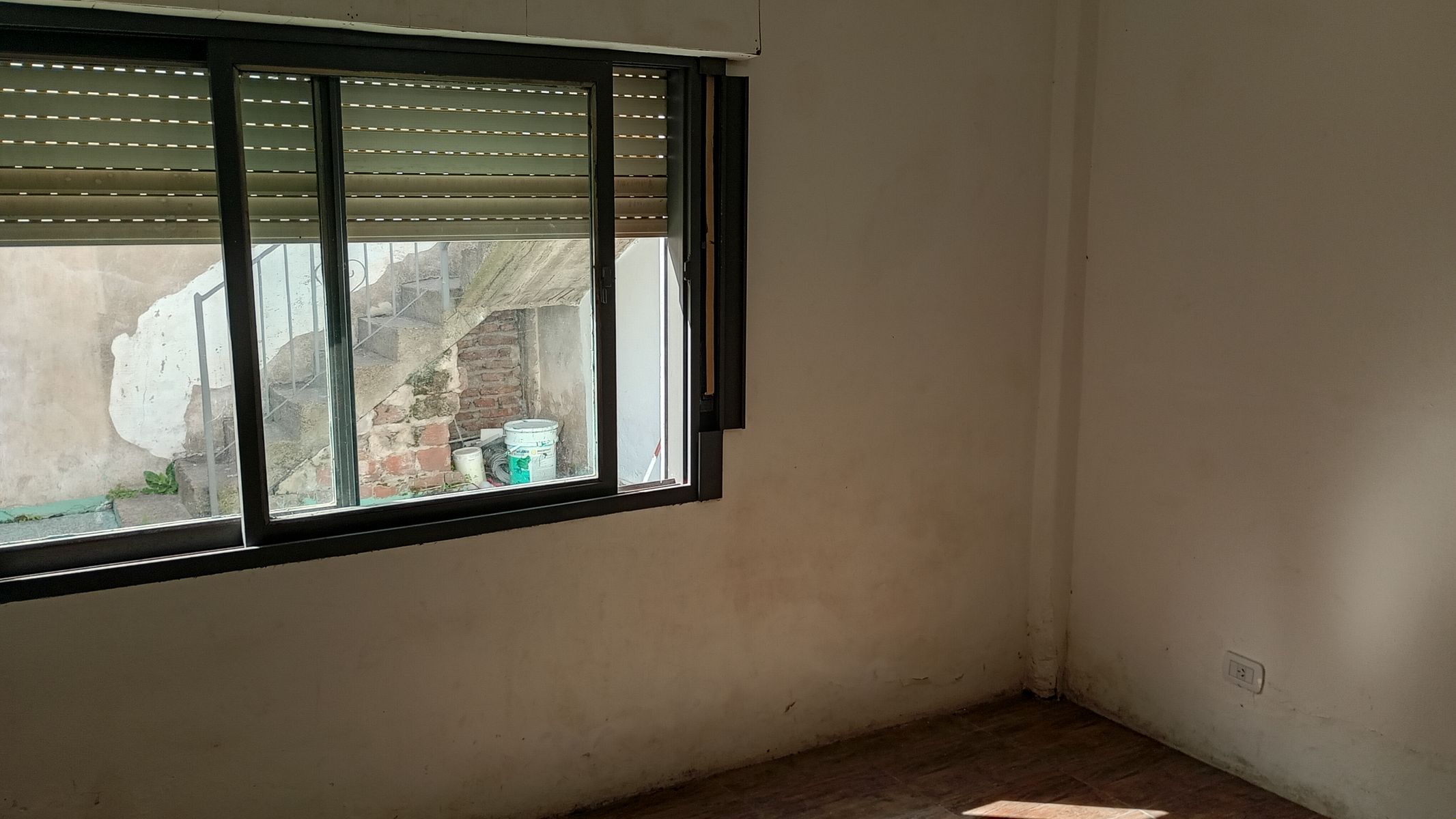VENTA Amplio Galpón con 2 Departamentos en Block - 18