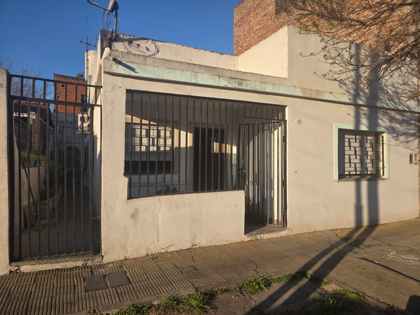 VENTA Casa de 3 ambientes al frente con vivienda de 3 ambientes al fondo - 1