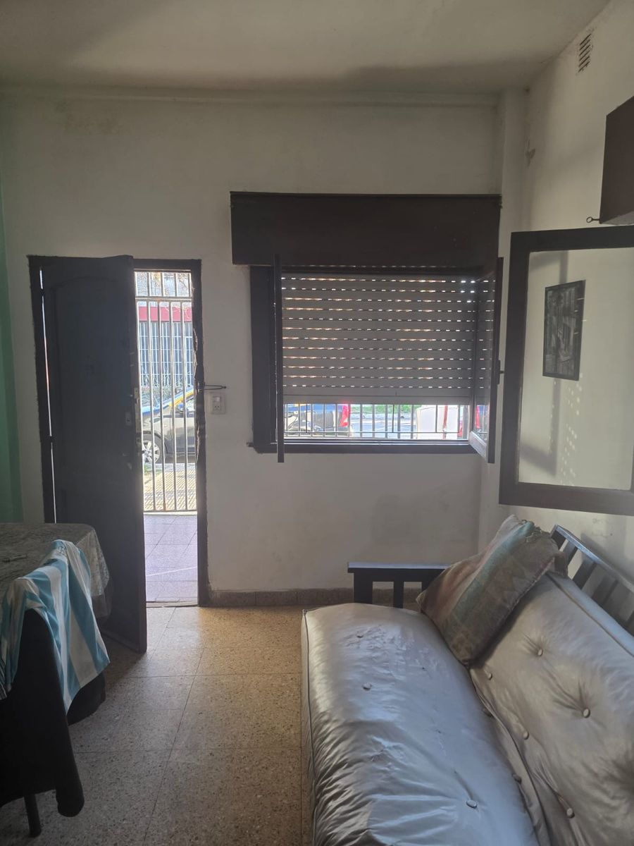 VENTA Casa de 3 ambientes al frente con vivienda de 3 ambientes al fondo - 6