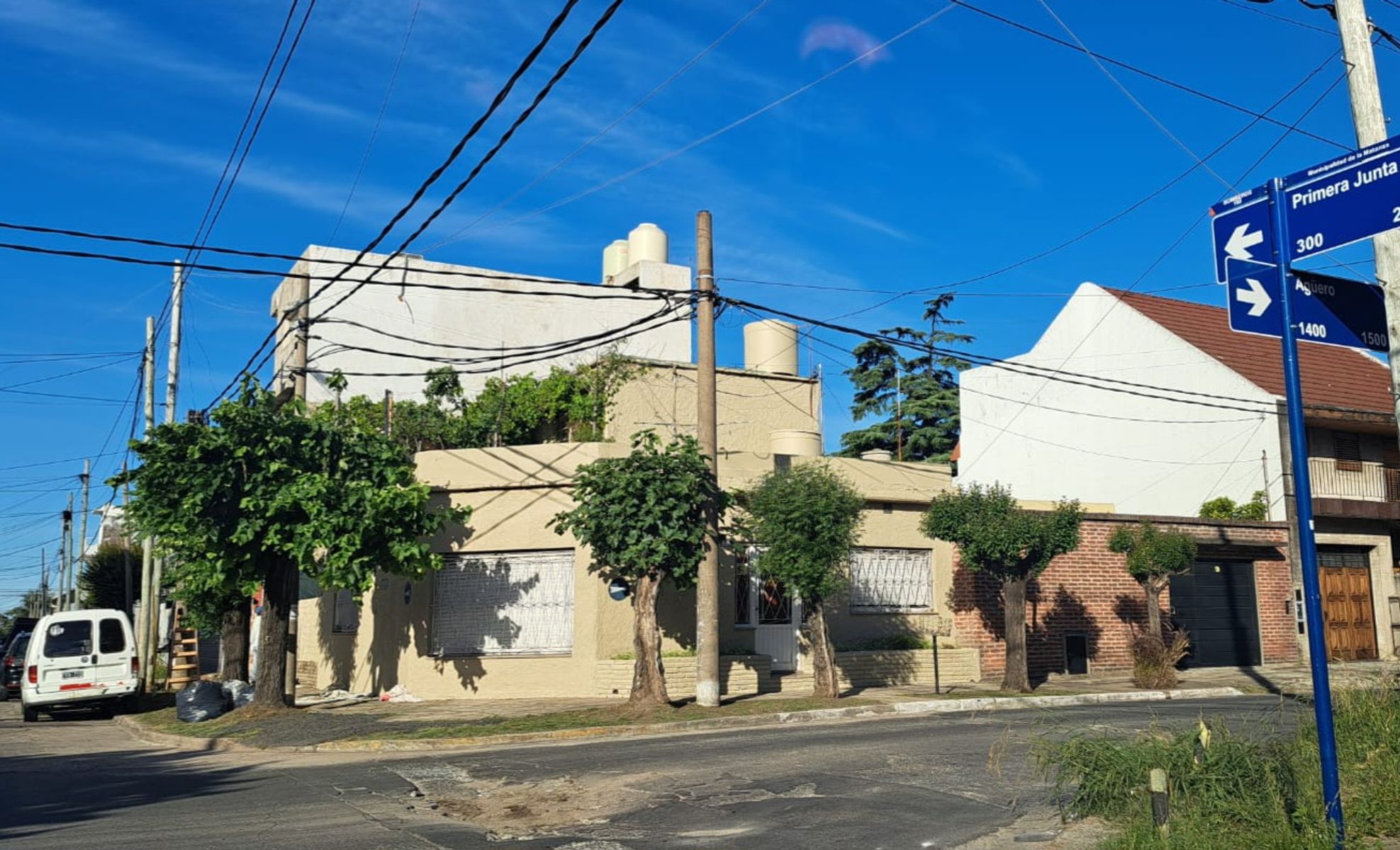 ¡ESQUINA ÃNICA EN MADERO 224m2 - 2 CASAS EN 1 LOTE - 6 Ambientes - Garage Cubiero y Una entrada de auto + Terraza + Patio con Parrilla - 1
