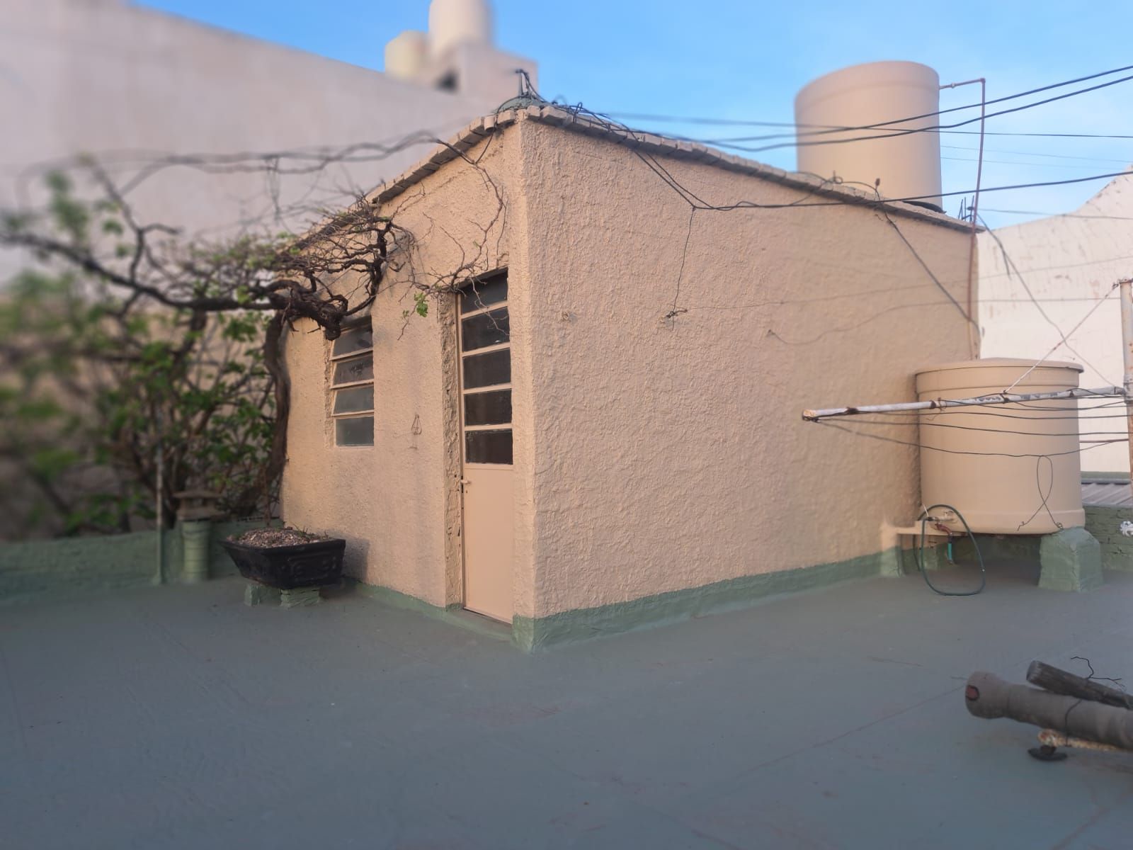 ¡ESQUINA ÃNICA EN MADERO 224m2 - 2 CASAS EN 1 LOTE - 6 Ambientes - Garage Cubiero y Una entrada de auto + Terraza + Patio con Parrilla - 38