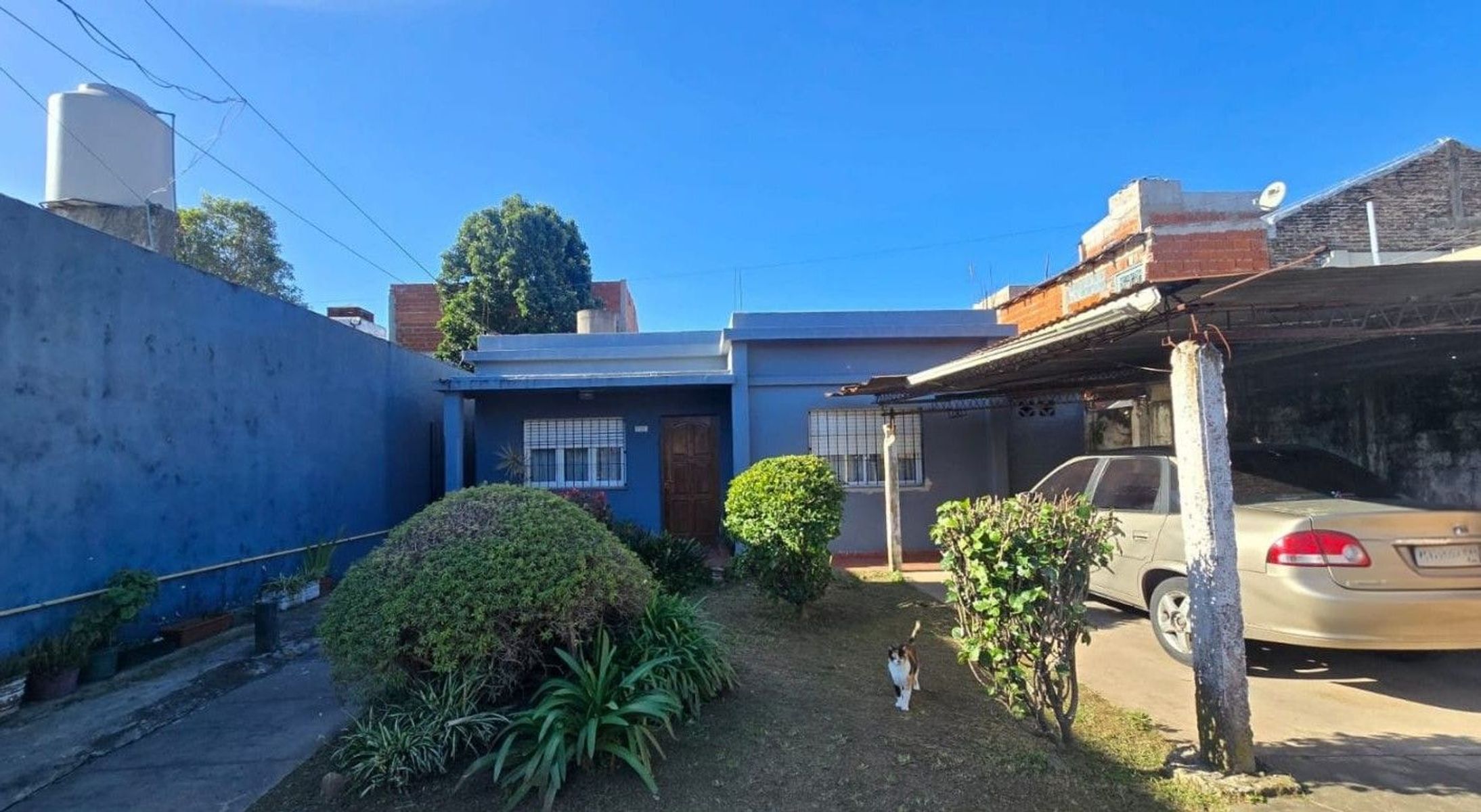 CASA DE 3 AMBIENTES CON AMPLIO PARQUE Y ENTRADA PARA VARIOS AUTOS - 1
