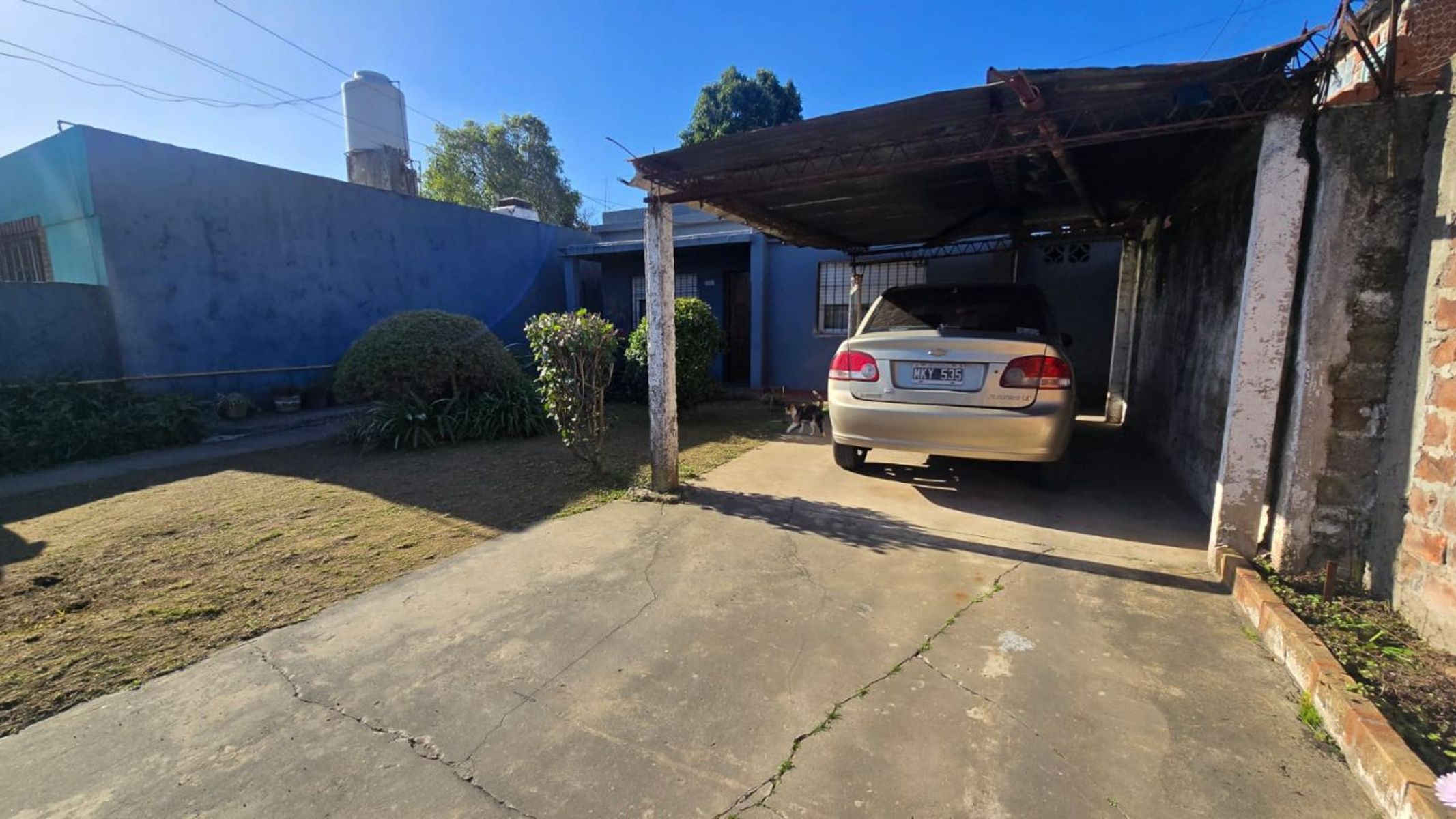 CASA DE 3 AMBIENTES CON AMPLIO PARQUE Y ENTRADA PARA VARIOS AUTOS - 2