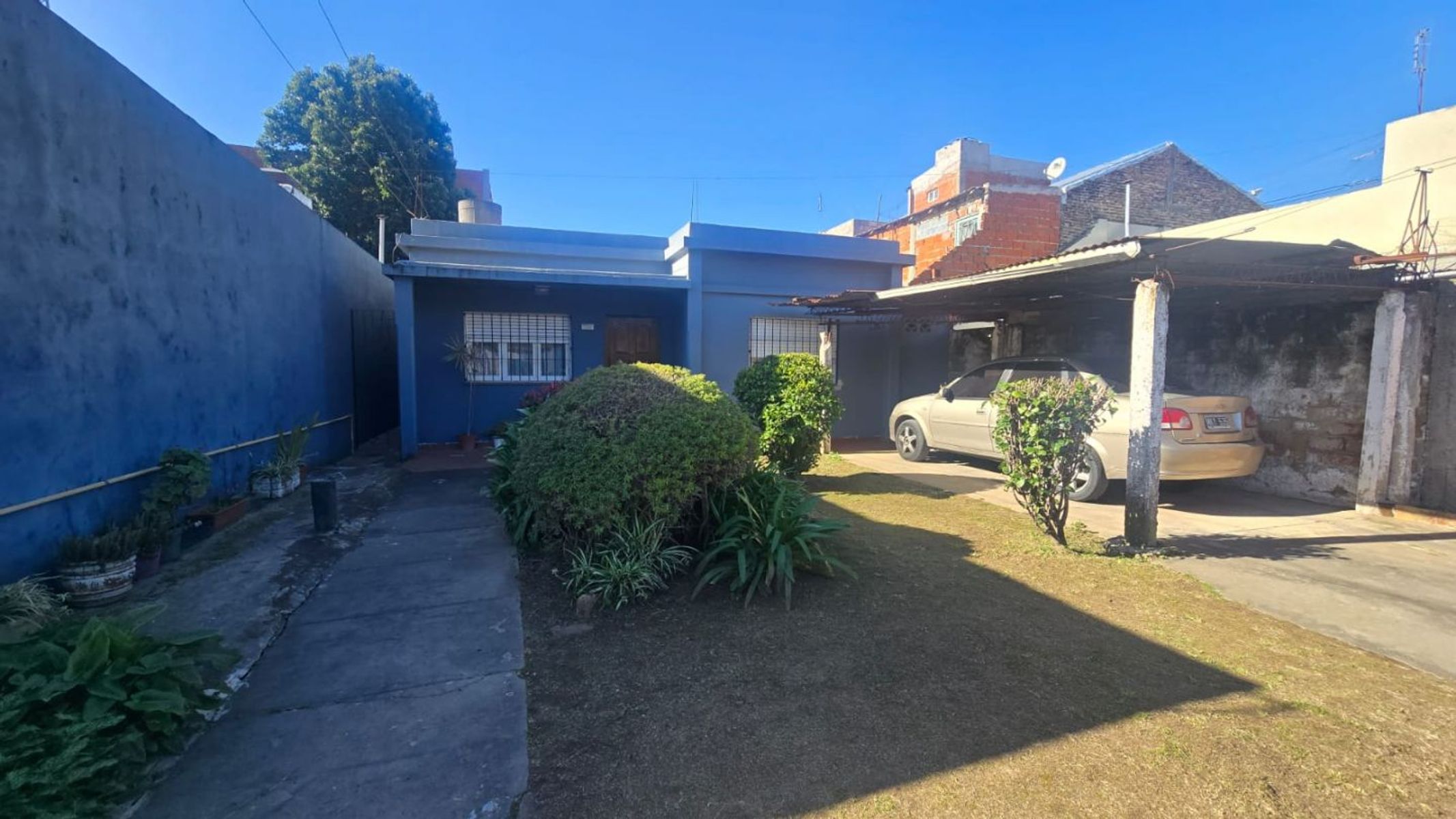 CASA DE 3 AMBIENTES CON AMPLIO PARQUE Y ENTRADA PARA VARIOS AUTOS - 3