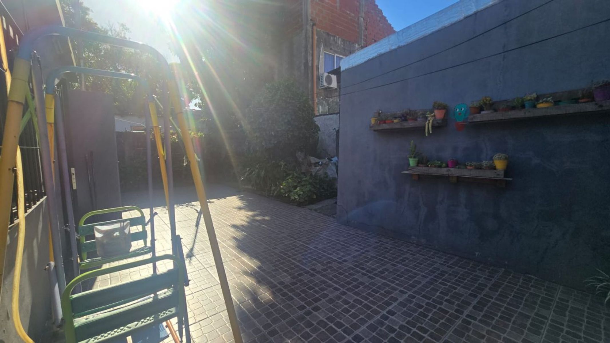CASA DE 3 AMBIENTES CON AMPLIO PARQUE Y ENTRADA PARA VARIOS AUTOS - 4