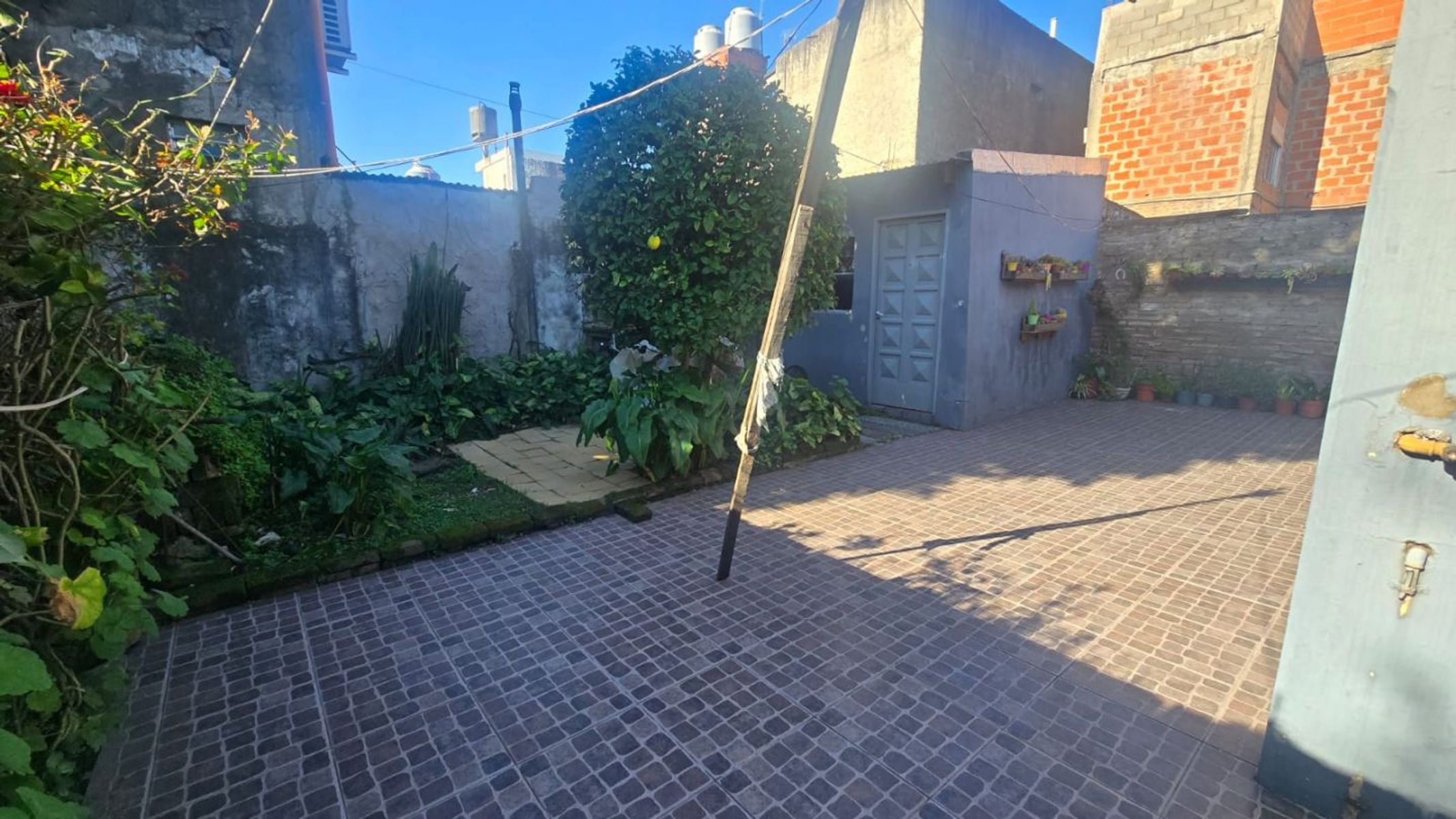 CASA DE 3 AMBIENTES CON AMPLIO PARQUE Y ENTRADA PARA VARIOS AUTOS - 5