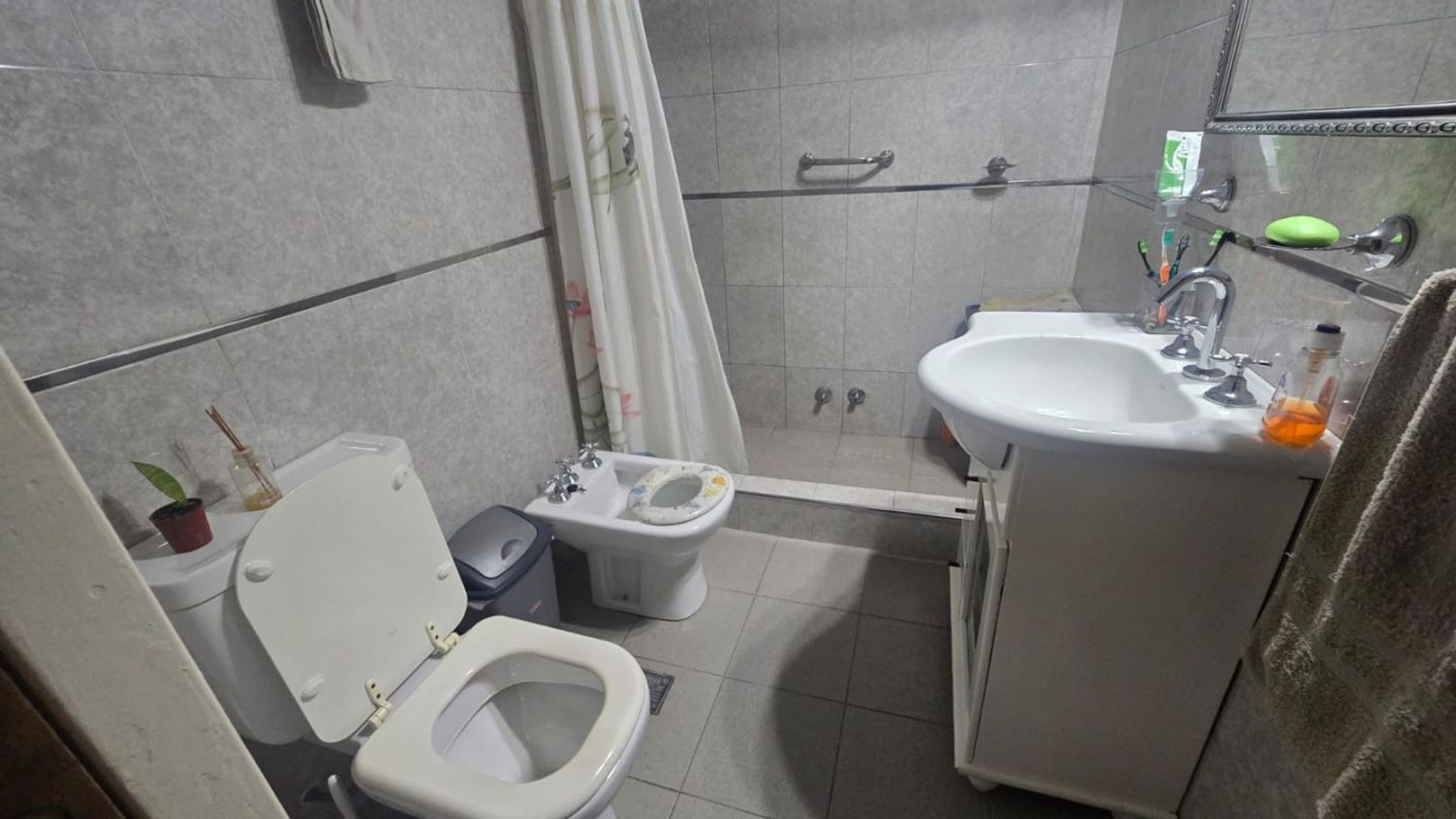 CASA DE 3 AMBIENTES CON AMPLIO PARQUE Y ENTRADA PARA VARIOS AUTOS - 10
