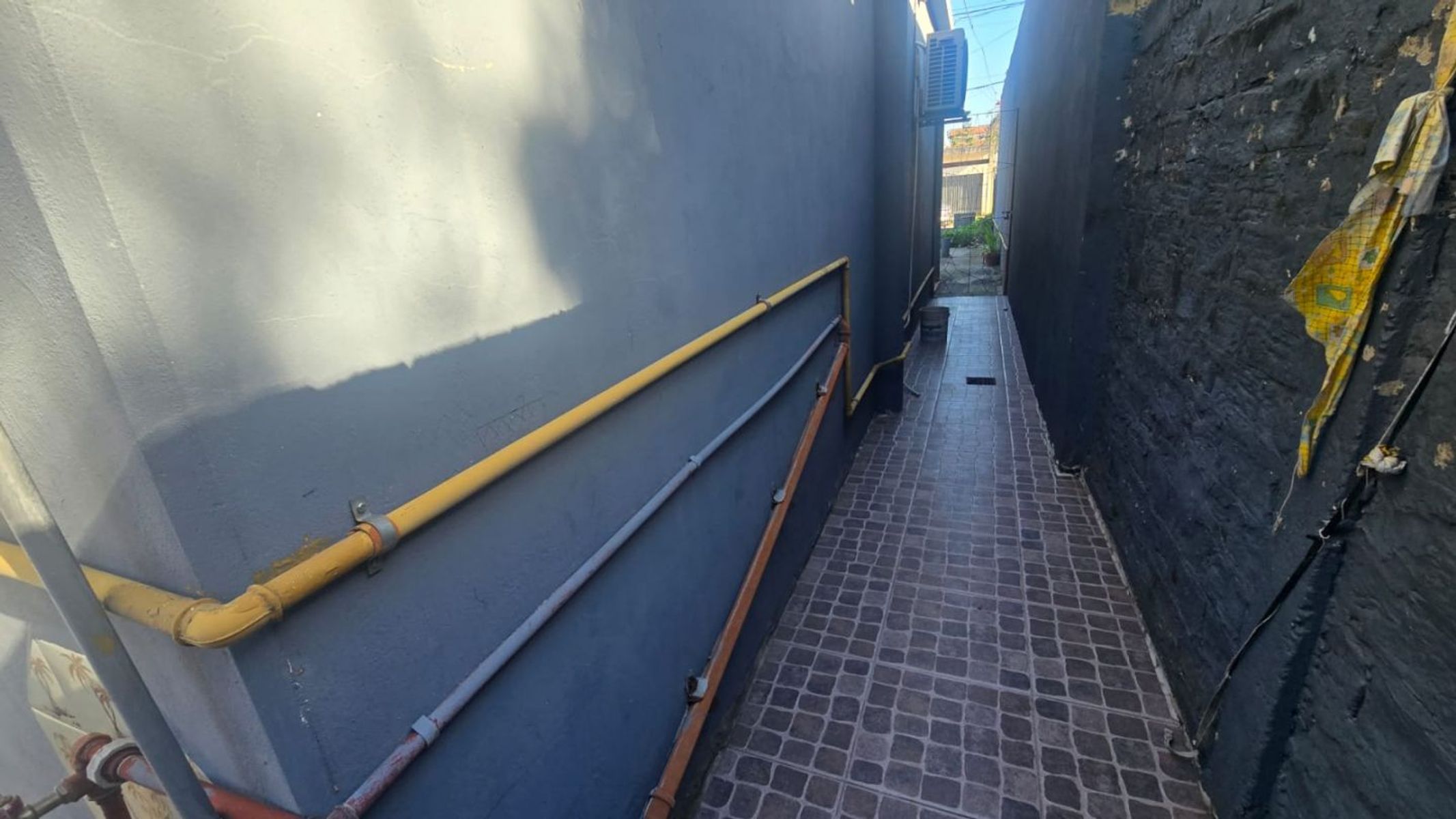 CASA DE 3 AMBIENTES CON AMPLIO PARQUE Y ENTRADA PARA VARIOS AUTOS - 16
