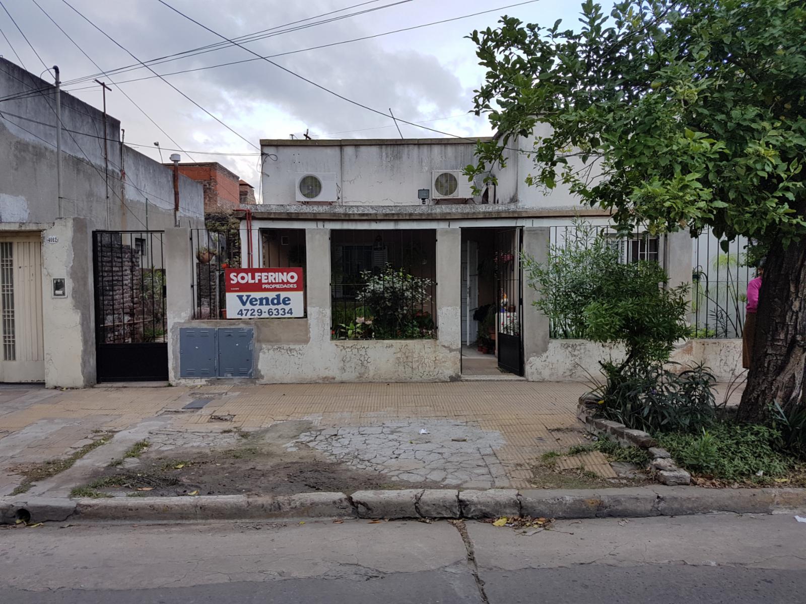 PH FRENTE de 80 m2, 2 dormitorios, living comedor, cocina comedor, baño, lavadero, patio, terraza y jardin al frente.- Apto credito.- A 2 cuadras de avenida principal