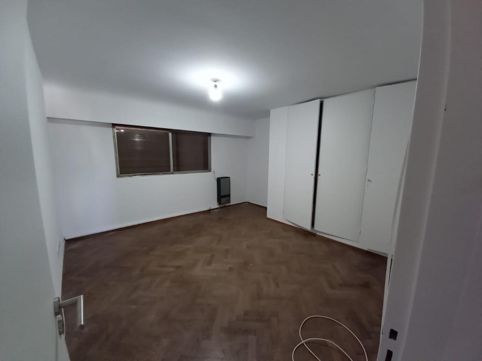 VENDO amplio departamento en el centro