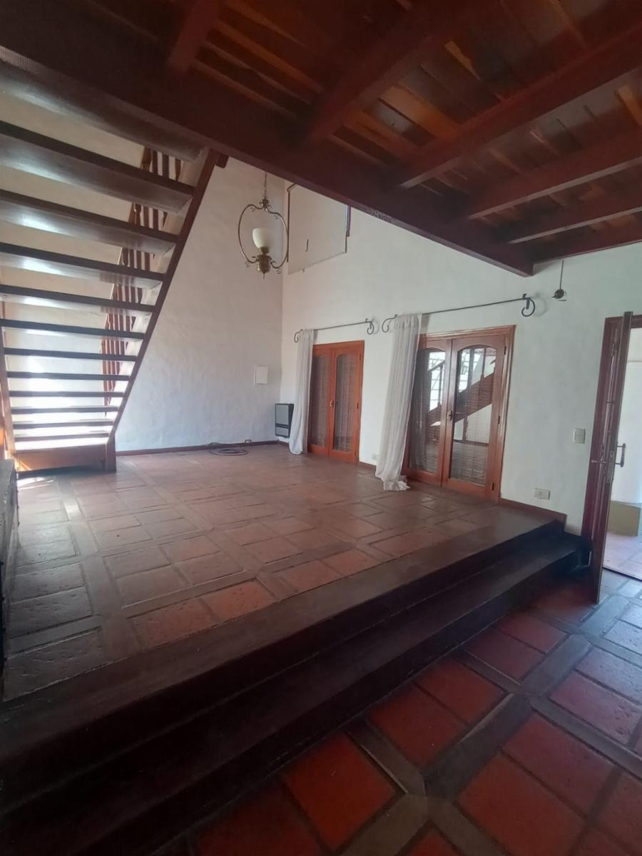 VENDO HERMOSA CASA -- EXCELENTE UBICACION