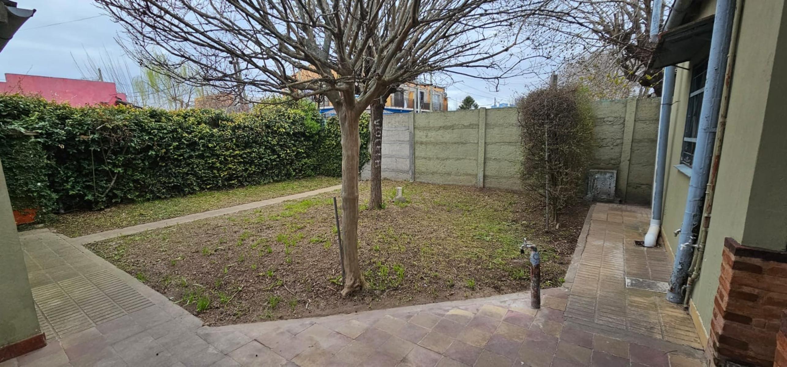 VENTA DE CASA AMOBLADA CON JARDÍN EN ALEJANDRO KORN — foto 4