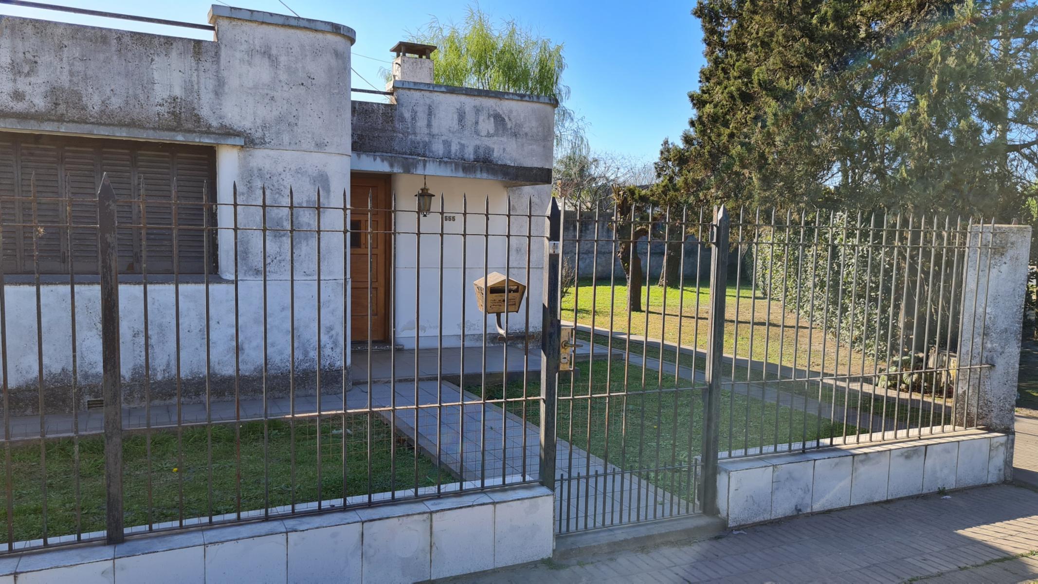 VENTA CASA 4 AMBIENTES, EN ESQUINA, SOBRE 2 LOTES EN ALEJANDRO KORN, SAN VICENTE