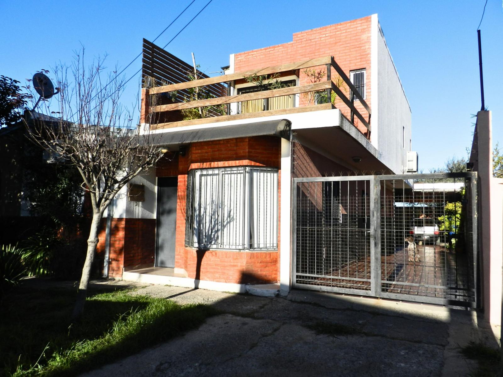 VENTA-CASA-4AMB-C/QUINCHO en BARRIO GOLF