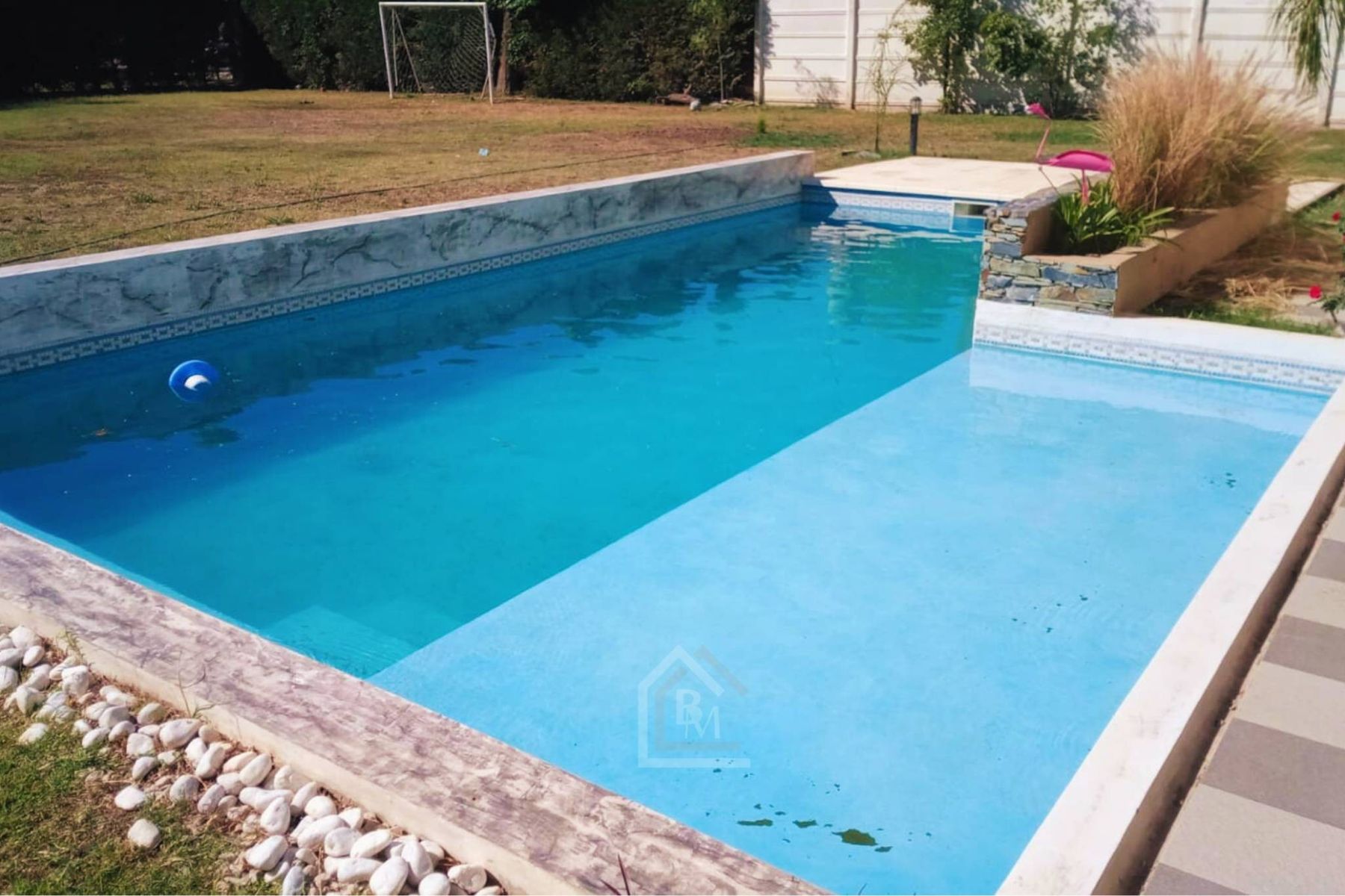 Propiedad única con piscina en alquiler - 4