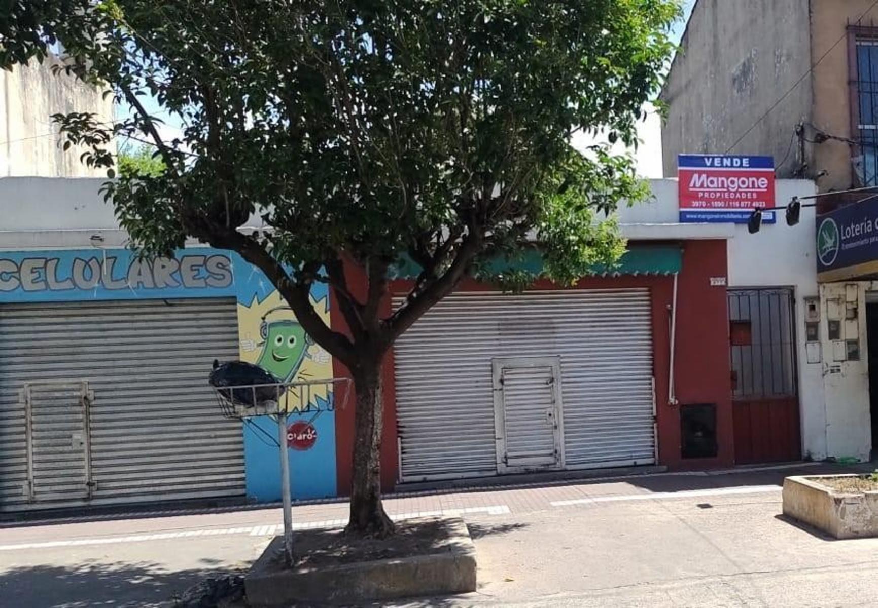 CASA CON DOS LOCALES COMERCIALES / PERMUTA