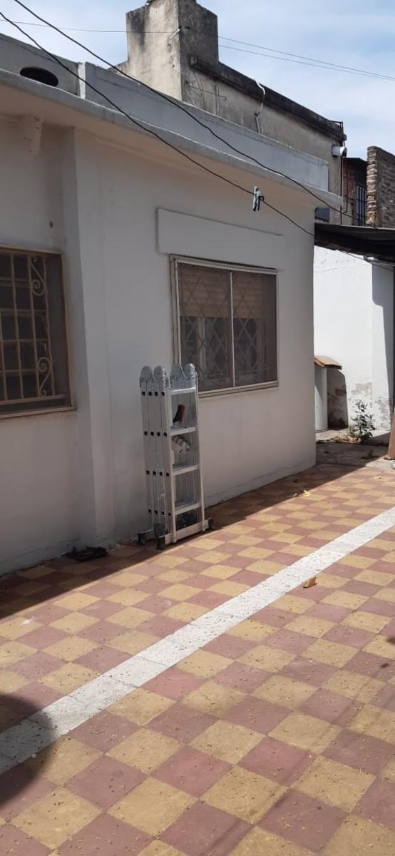 CASA CON DOS LOCALES COMERCIALES / PERMUTA — foto 4