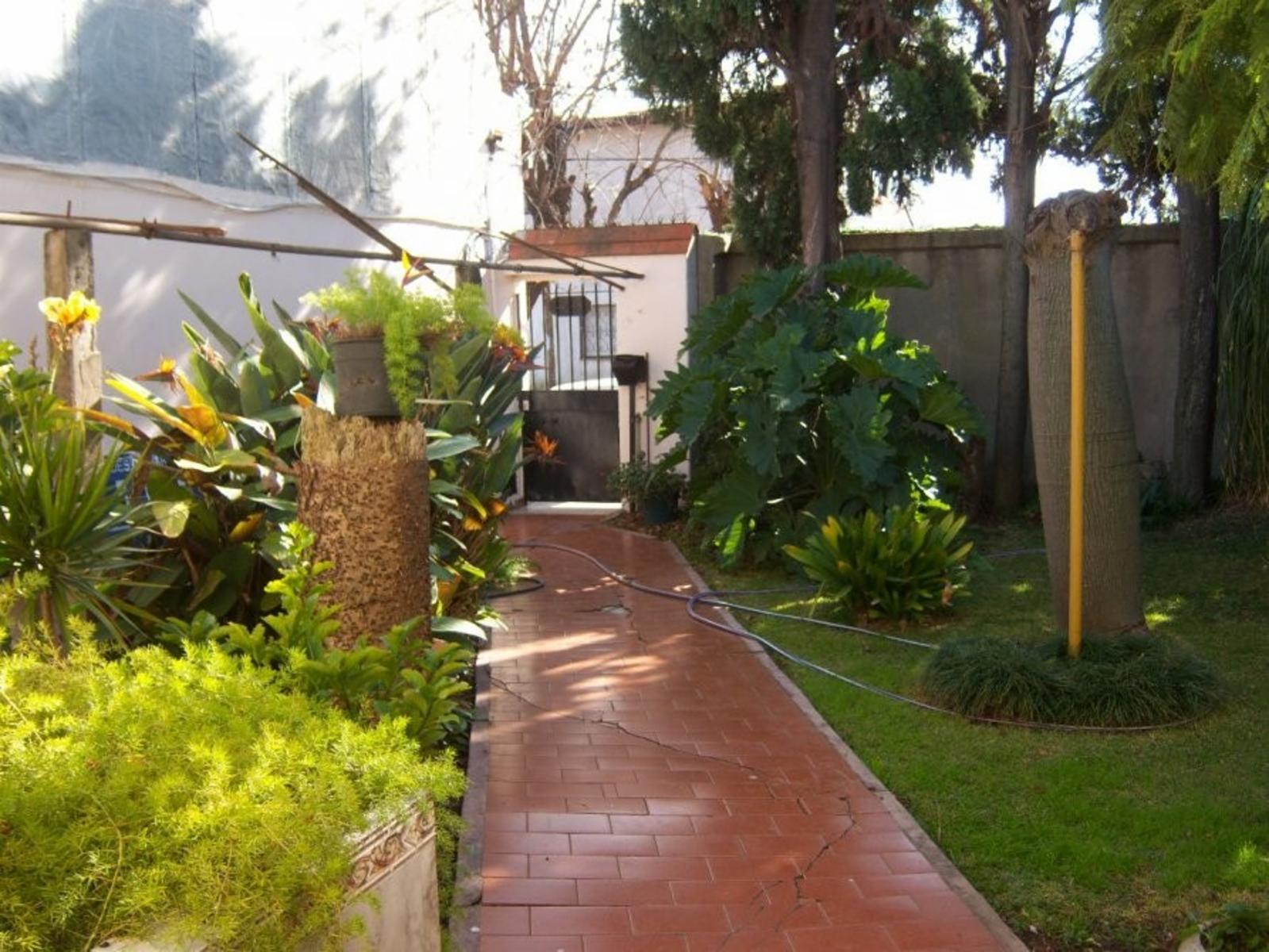 Casa de 4 Ambientes C/pque. Permuta. &quotSUSPENDIDA&quot — foto 2